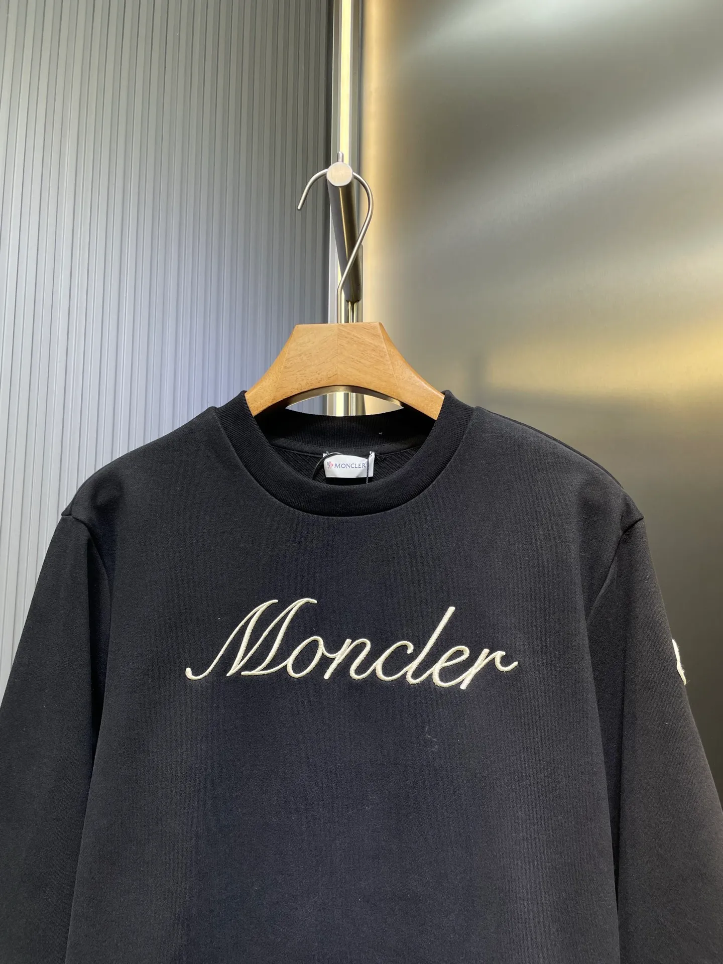 P380 MONCLER 🌟 Masked embroidered armband sweatshirt Fabric: Made of 380g brushed sweatshirt terry, the fabric is brushed to make the surface feel softer and smoother. The thread is matched with 1*1 double yarn thread. Craftsmanship: Embroidery uses 3D multi-dimensional embroidery, embellished with connected brand embroidered letters. The armband is made of sheepskin composite embroidery technology. Made from soft cotton fleece, this sweatshirt is suitable for all seasons. Round neck design, embellished with logo embroidery, inspired by college baseball uniforms. Round neck made of cotton fleece fabric Logo embossed and embroidered Accessories: Customized 1:1 washed logo Accessories: Customized 1:1 embroidered armband Craftsmanship: Customized 1:1 three-dimensional embroidery Size: S-M-L-XL