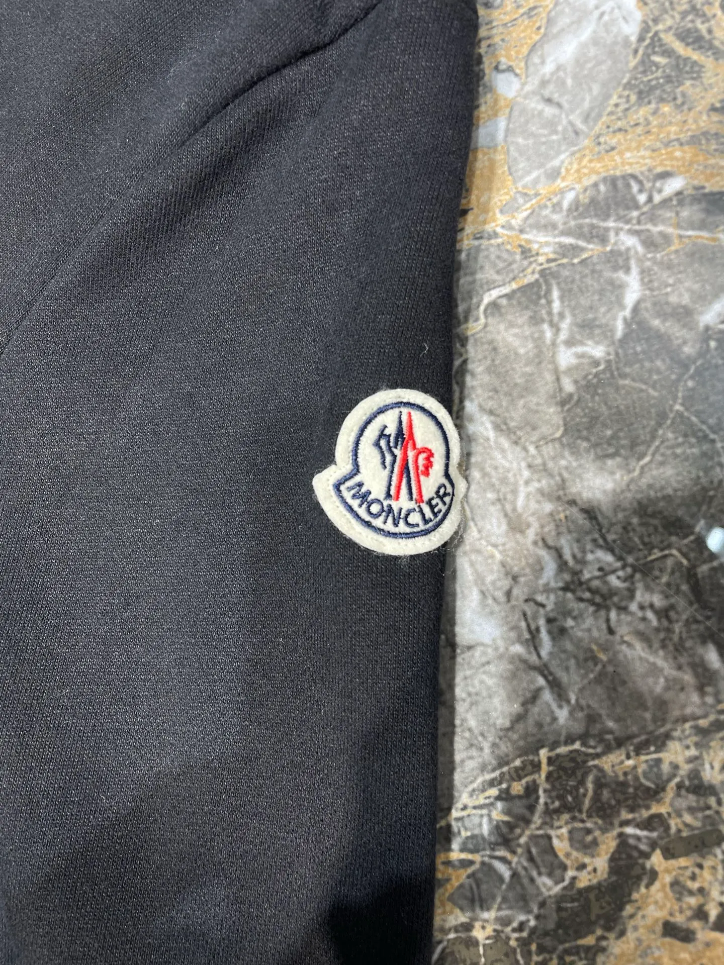 P380 MONCLER 🌟 Masked embroidered armband sweatshirt Fabric: Made of 380g brushed sweatshirt terry, the fabric is brushed to make the surface feel softer and smoother. The thread is matched with 1*1 double yarn thread. Craftsmanship: Embroidery uses 3D multi-dimensional embroidery, embellished with connected brand embroidered letters. The armband is made of sheepskin composite embroidery technology. Made from soft cotton fleece, this sweatshirt is suitable for all seasons. Round neck design, embellished with logo embroidery, inspired by college baseball uniforms. Round neck made of cotton fleece fabric Logo embossed and embroidered Accessories: Customized 1:1 washed logo Accessories: Customized 1:1 embroidered armband Craftsmanship: Customized 1:1 three-dimensional embroidery Size: S-M-L-XL