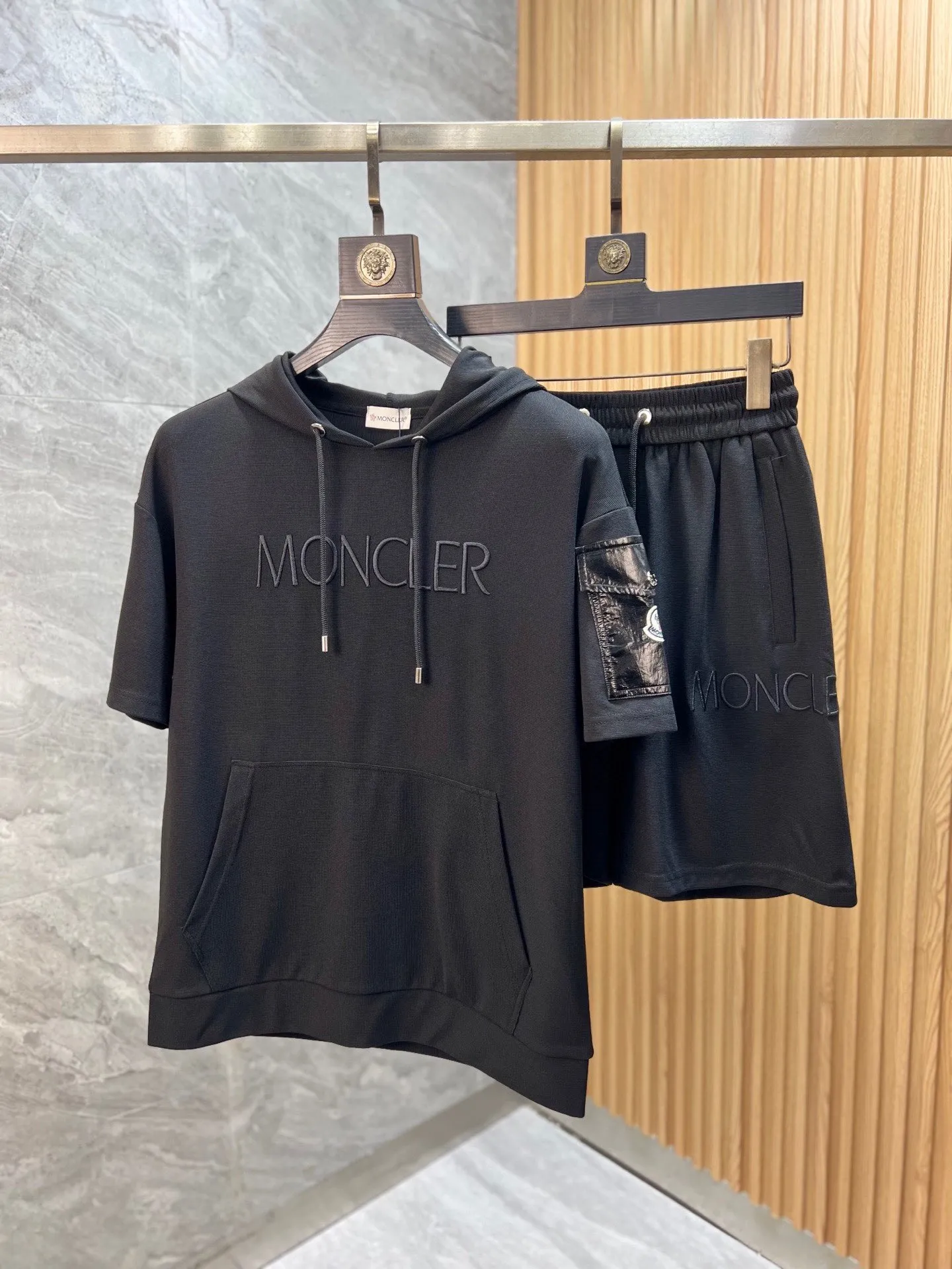 P560 Brand [MONCLER Mouth Covered] 2025 round neck short-sleeved shorts suit. The pure cotton fabric upper body will not be stuffy, the smooth and comfortable skin-friendly effect is more breathable, the fabric has its own texture, classic logo technology, a new interpretation from a unique angle, the first choice for fashion and versatility! Size: M-3XL (maximum wear: 190 pounds)