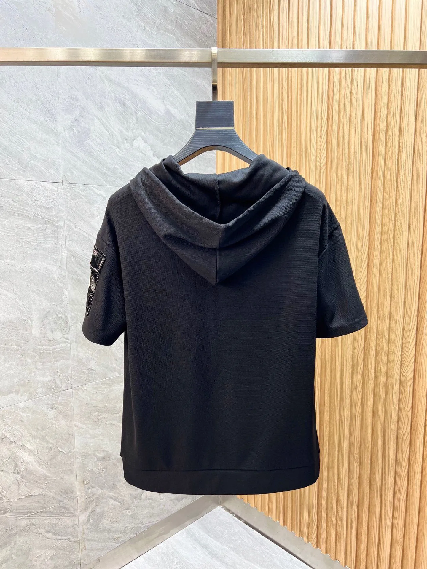 P560 Brand [MONCLER Mouth Covered] 2025 round neck short-sleeved shorts suit. The pure cotton fabric upper body will not be stuffy, the smooth and comfortable skin-friendly effect is more breathable, the fabric has its own texture, classic logo technology, a new interpretation from a unique angle, the first choice for fashion and versatility! Size: M-3XL (maximum wear: 190 pounds)