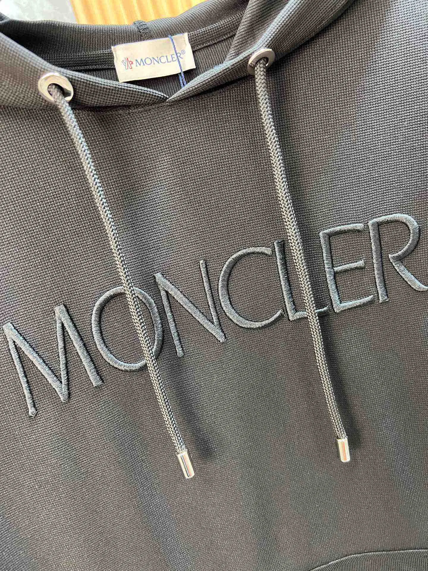 P560 Brand [MONCLER Mouth Covered] 2025 round neck short-sleeved shorts suit. The pure cotton fabric upper body will not be stuffy, the smooth and comfortable skin-friendly effect is more breathable, the fabric has its own texture, classic logo technology, a new interpretation from a unique angle, the first choice for fashion and versatility! Size: M-3XL (maximum wear: 190 pounds)