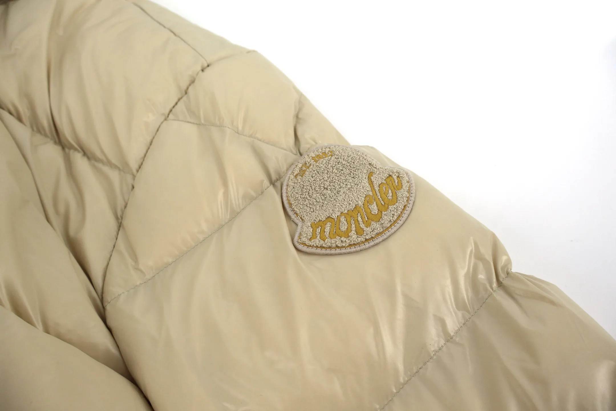 P1110 Moncler 1952 white fat man down jacket (yellow), DERVOX limited color matching, 1952 co-branded men's goose down stand-up collar thick bread, can be made as a couple's version. 95% European standard gooseneck down filling. The filling is extremely full. 700+ fill power. The tag barcode model number corresponds to the official website. The tag has built-in NFC electronic sensor for anti-counterfeiting) Dervox down is made of lightweight nylon laqué fabric, which is comfortable and warm without being heavy. This short style features an internal shoulder strap that can be carried as a carry when the weather heats up, making it ideal for urban or alpine wear. Made in pop tones, it's finished with a bold logo patch. Details Made of lightweight nvlon laqué fabric. Size:1-2-3-4-5