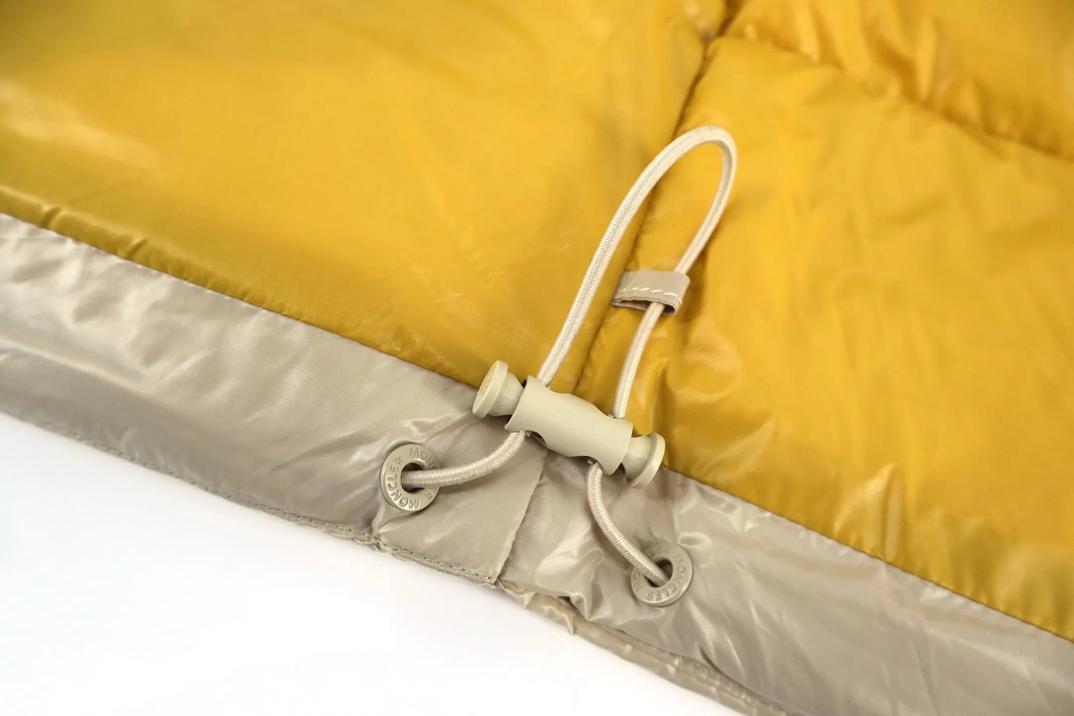 P1110 Moncler 1952 white fat man down jacket (yellow), DERVOX limited color matching, 1952 co-branded men's goose down stand-up collar thick bread, can be made as a couple's version. 95% European standard gooseneck down filling. The filling is extremely full. 700+ fill power. The tag barcode model number corresponds to the official website. The tag has built-in NFC electronic sensor for anti-counterfeiting) Dervox down is made of lightweight nylon laqué fabric, which is comfortable and warm without being heavy. This short style features an internal shoulder strap that can be carried as a carry when the weather heats up, making it ideal for urban or alpine wear. Made in pop tones, it's finished with a bold logo patch. Details Made of lightweight nvlon laqué fabric. Size:1-2-3-4-5