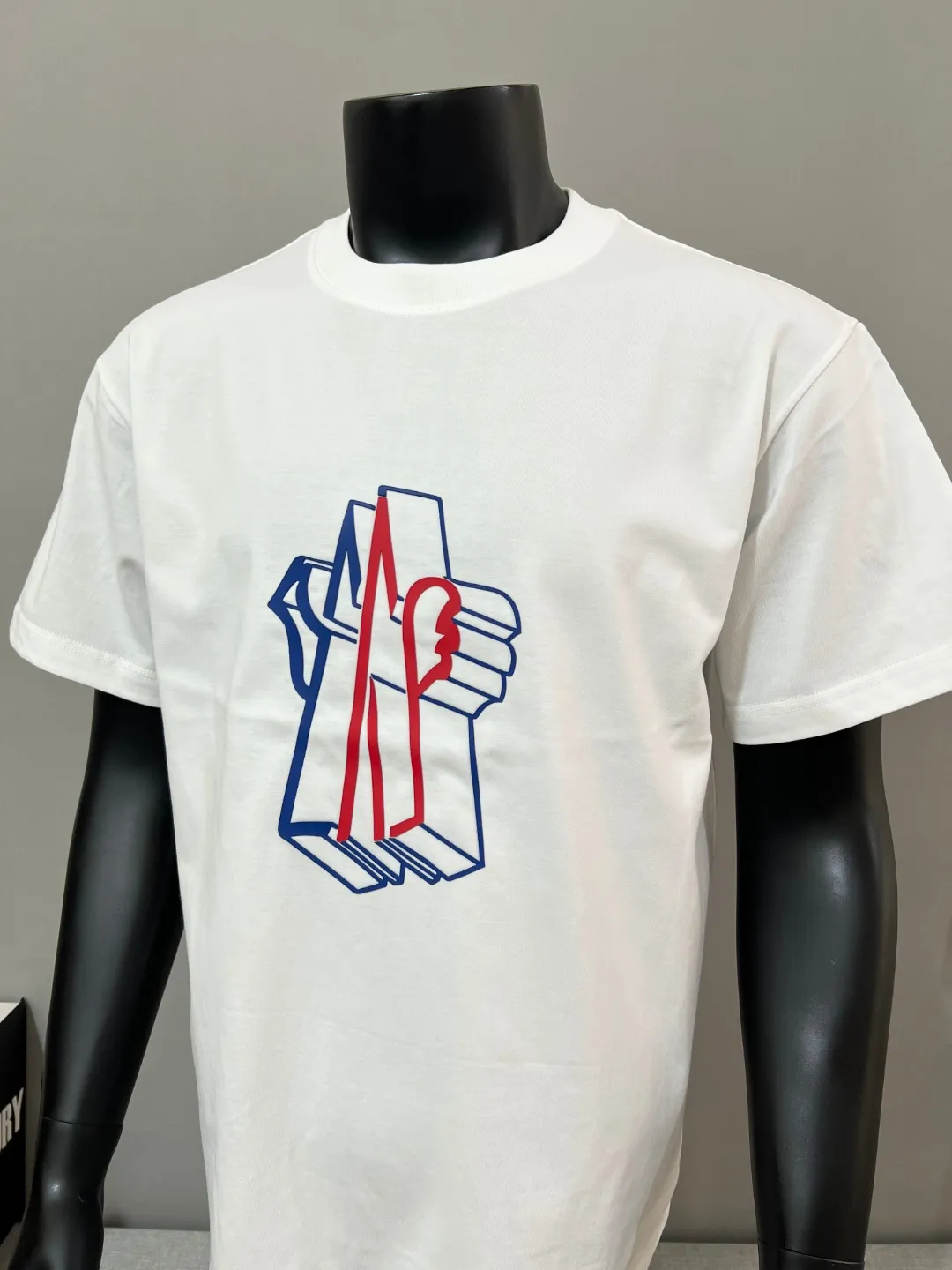 P140 MONCLER is new, 2025ss soft rubber printing, three-dimensional pattern, large Moncler logo, made of 240g double yarn 100% cotton fabric, imported woven thread, collar bone is not easy to deform, factory high temperature washing process, the fabric is soft and breathable, does not shrink, NCF washed mark identification, details are in place and the upper body is good-looking, European size version, loose and suitable, color: black, white, size XS-L