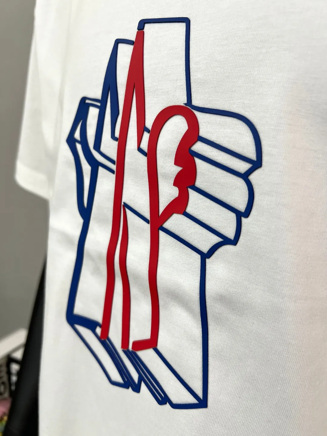 P140 MONCLER is new, 2025ss soft rubber printing, three-dimensional pattern, large Moncler logo, made of 240g double yarn 100% cotton fabric, imported woven thread, collar bone is not easy to deform, factory high temperature washing process, the fabric is soft and breathable, does not shrink, NCF washed mark identification, details are in place and the upper body is good-looking, European size version, loose and suitable, color: black, white, size XS-L