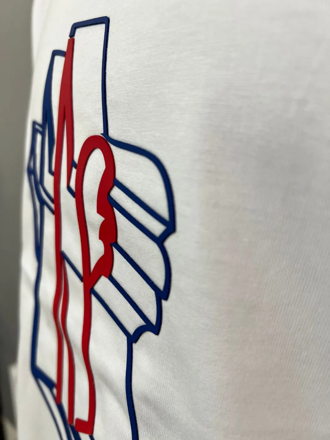 P140 MONCLER is new, 2025ss soft rubber printing, three-dimensional pattern, large Moncler logo, made of 240g double yarn 100% cotton fabric, imported woven thread, collar bone is not easy to deform, factory high temperature washing process, the fabric is soft and breathable, does not shrink, NCF washed mark identification, details are in place and the upper body is good-looking, European size version, loose and suitable, color: black, white, size XS-L