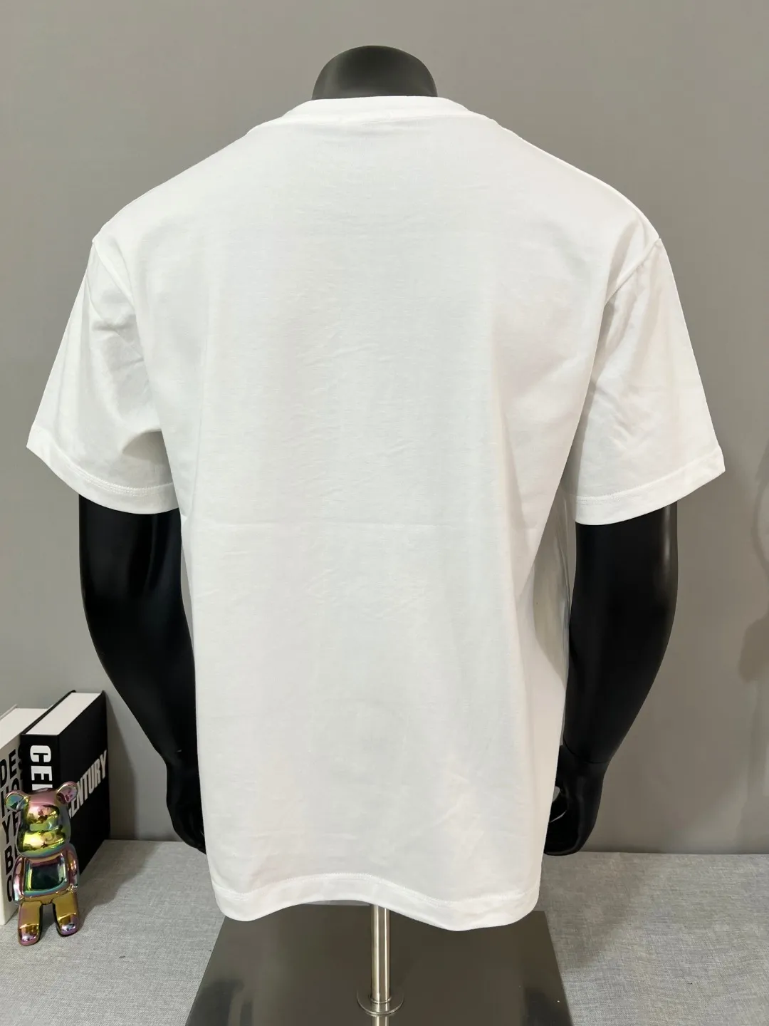 P140 MONCLER is new, 2025ss soft rubber printing, three-dimensional pattern, large Moncler logo, made of 240g double yarn 100% cotton fabric, imported woven thread, collar bone is not easy to deform, factory high temperature washing process, the fabric is soft and breathable, does not shrink, NCF washed mark identification, details are in place and the upper body is good-looking, European size version, loose and suitable, color: black, white, size XS-L