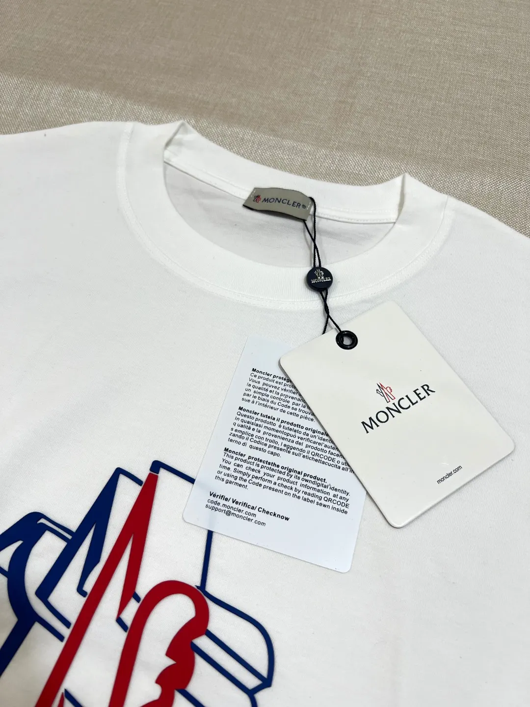 P140 MONCLER is new, 2025ss soft rubber printing, three-dimensional pattern, large Moncler logo, made of 240g double yarn 100% cotton fabric, imported woven thread, collar bone is not easy to deform, factory high temperature washing process, the fabric is soft and breathable, does not shrink, NCF washed mark identification, details are in place and the upper body is good-looking, European size version, loose and suitable, color: black, white, size XS-L