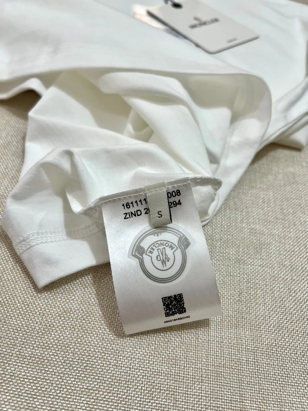 P140 MONCLER is new, 2025ss soft rubber printing, three-dimensional pattern, large Moncler logo, made of 240g double yarn 100% cotton fabric, imported woven thread, collar bone is not easy to deform, factory high temperature washing process, the fabric is soft and breathable, does not shrink, NCF washed mark identification, details are in place and the upper body is good-looking, European size version, loose and suitable, color: black, white, size XS-L