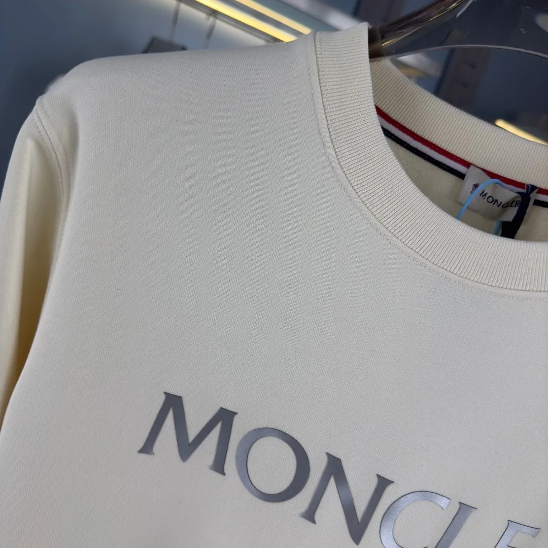 P210 High-version sweatshirt) [Long-term stock] 〖𝐌𝐎𝐍𝐂𝐋𝐄𝐑~Mask〗 Made of 440g heavy-weight fabric. It is different from the market currency. It can be matched with any variety and is properly handsome. 😎The whole dress is made of double waistcoats. The double waistcoats make the whole dress more three-dimensional. Not ordinary factories can do such fine work. 2025 Spring runway version of the T stage, on sale at the counter, round neck terry sweatshirt, high-end double-strand pure cotton, custom-made stretch ribs, dyed in the same vat, complete with three standards, matched with exquisite embroidered LOGO on the chest, simple and advanced, same style for men and women. Color: black, apricot, white, size: S M L XL 2XL