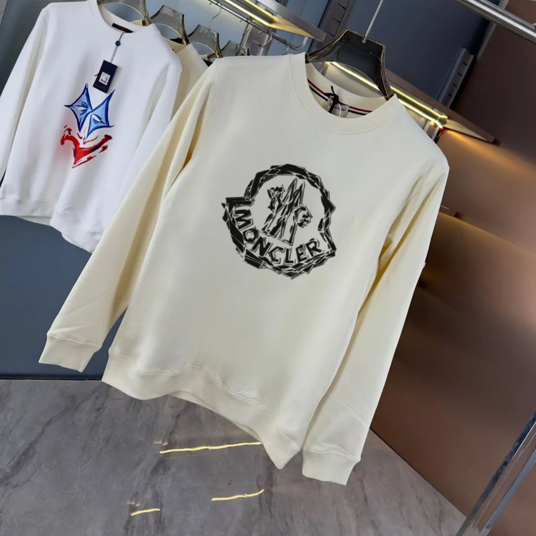 P210 High-version sweatshirt) [Long-term stock] 〖𝐌𝐎𝐍𝐂𝐋𝐄𝐑~Mask〗 Made of 440g heavy-weight fabric. It is different from the market currency. It can be matched with any variety and is properly handsome. 😎The whole dress is made of double waistcoats. The double waistcoats make the whole dress more three-dimensional. Not ordinary factories can do such fine work. 2025 Spring runway version of the T stage, on sale at the counter, round neck terry sweatshirt, high-end double-strand pure cotton, custom-made stretch ribs, dyed in the same vat, complete with three standards, matched with exquisite embroidered LOGO on the chest, simple and advanced, same style for men and women. Color: black, apricot, white, size: S M L XL 2XL