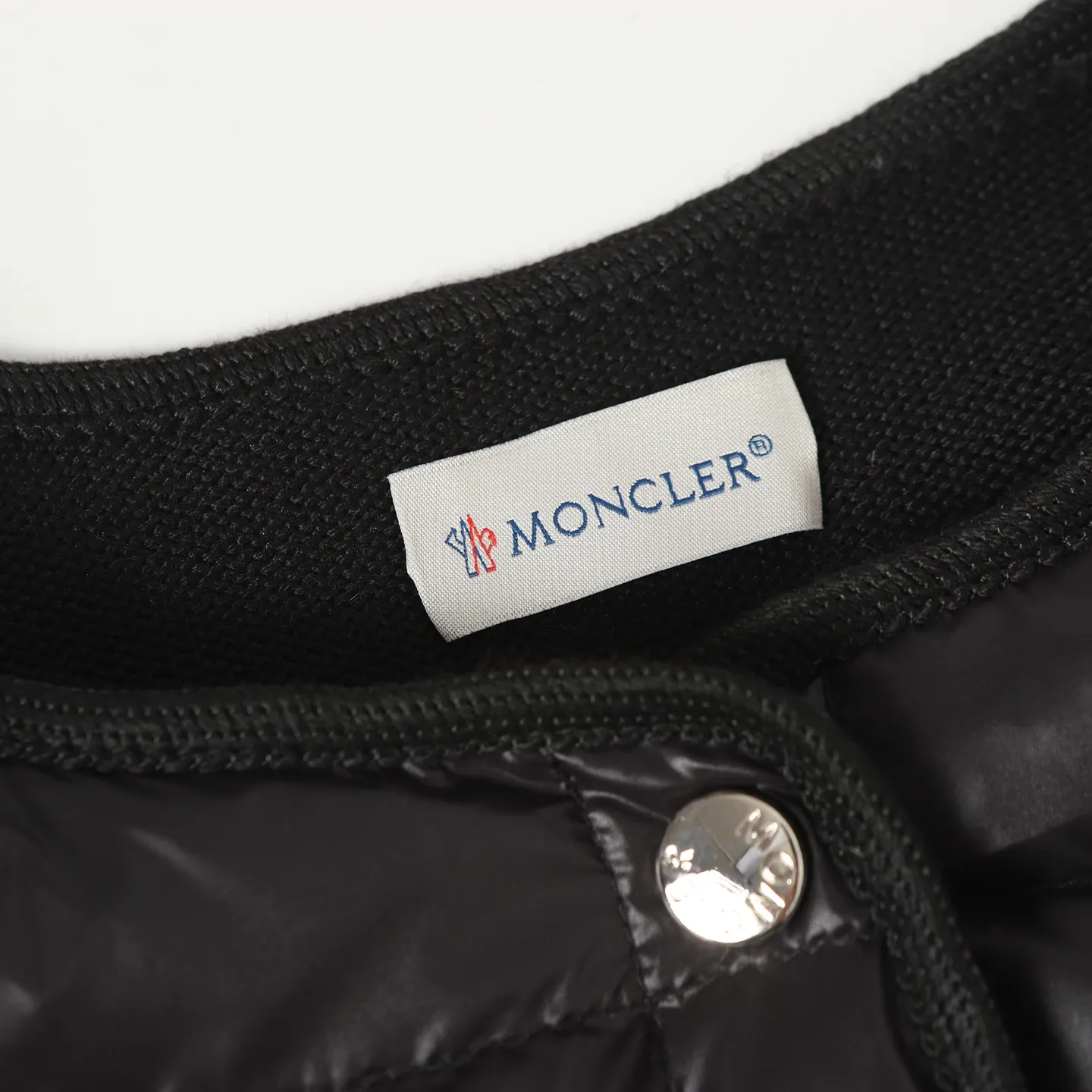 P640 Moncler/Moncler's new knitted splicing down jacket. Moncler always has an elegant and high-end charm. It is beautiful and grand when worn. Even down can be worn with a sense of fashion and high-end. Always wear warmth to show elegance and grandeur. Half-filled down jacket, small waisted half-filled down jacket, an excellent choice for transitional seasons. A close-fitting companion for sports, can be worn as a base or alone. Color: black/pink/beige Size: S M L