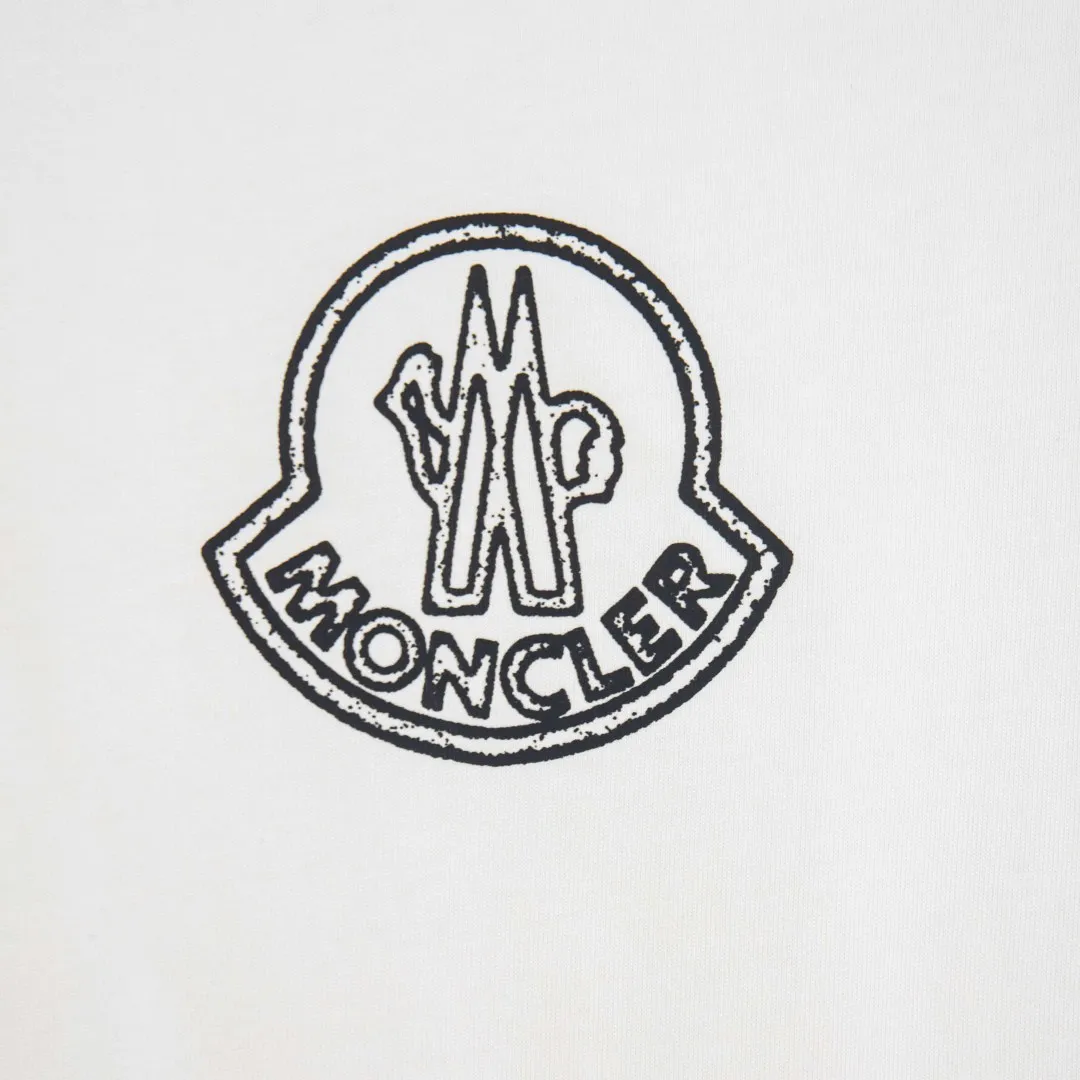 P190 💰 zp version [exclusive supply] MONCLER/muzzled 300g round neck short-sleeved T-shirt brand classic badge letter LOGO embossed process official synchronization high version high quality fashion personality versatile trend pure original quality original fabric hang tag collar label washed wheat three standards complete Color: Black. White. Size: S M L XL XXL Number: WS10030