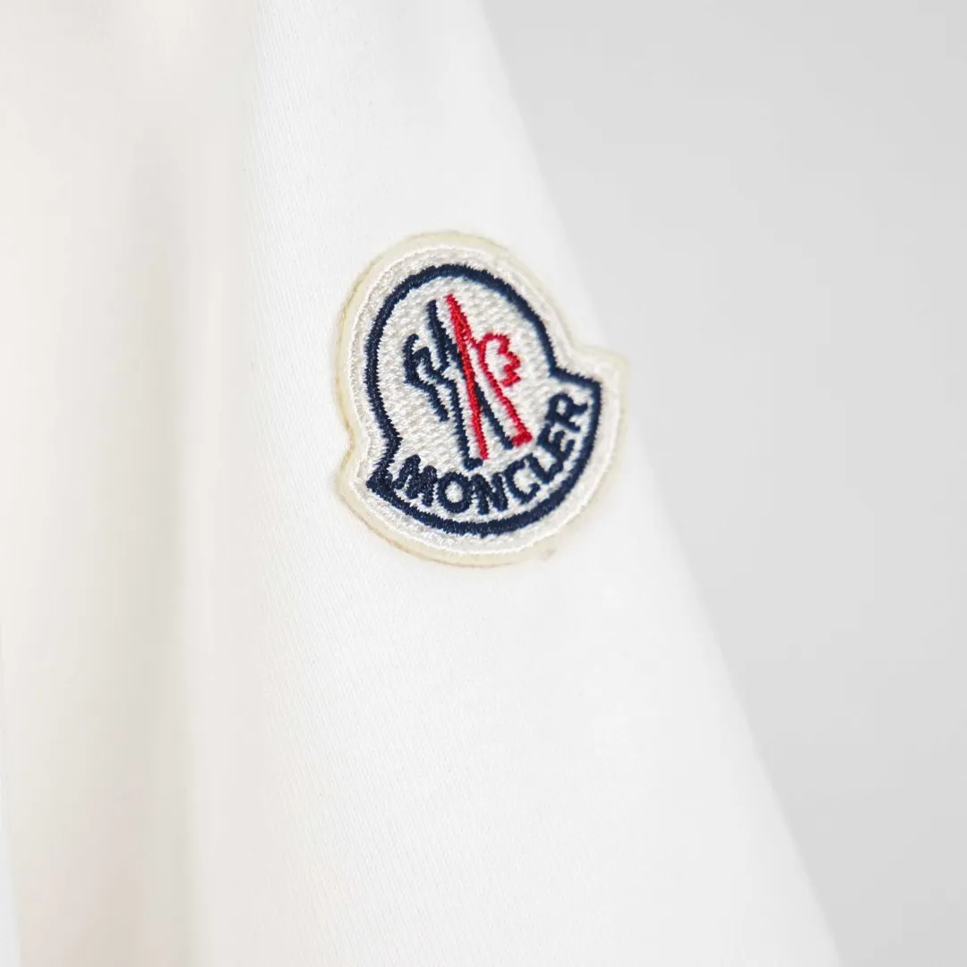P190 💰 zp version [exclusive supply] MONCLER/muzzled 300g round neck short-sleeved T-shirt brand classic badge letter LOGO embossed process official synchronization high version high quality fashion personality versatile trend pure original quality original fabric hang tag collar label washed wheat three standards complete Color: Black. White. Size: S M L XL XXL Number: WS10030