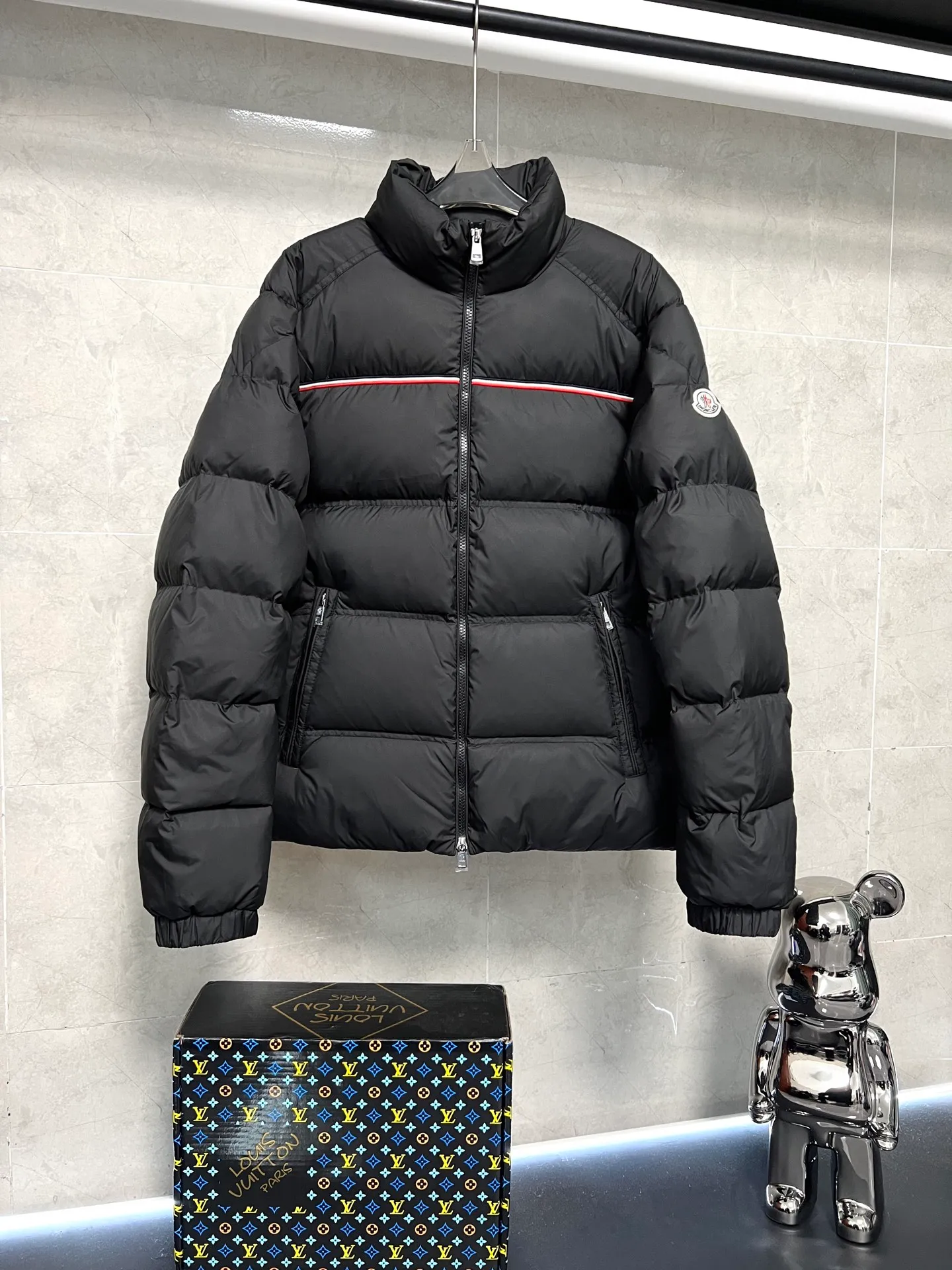P900 Moncler Bouvaque short zipper stand collar long-sleeved jacket, the stand collar design is simple and elegant, the red and black stripe decoration on the chest adds a sense of fashion, and the full down filling ensures excellent warmth. Filled with 90% white duck down, top quality, classic tailoring. The upper body is full of street style; all the latest version of the hardware and accessories are custom molded to restore the original shape, the upper body has an excellent silhouette, and the three labels are complete! GW will update at the same time. Color: Black Size: 1-5