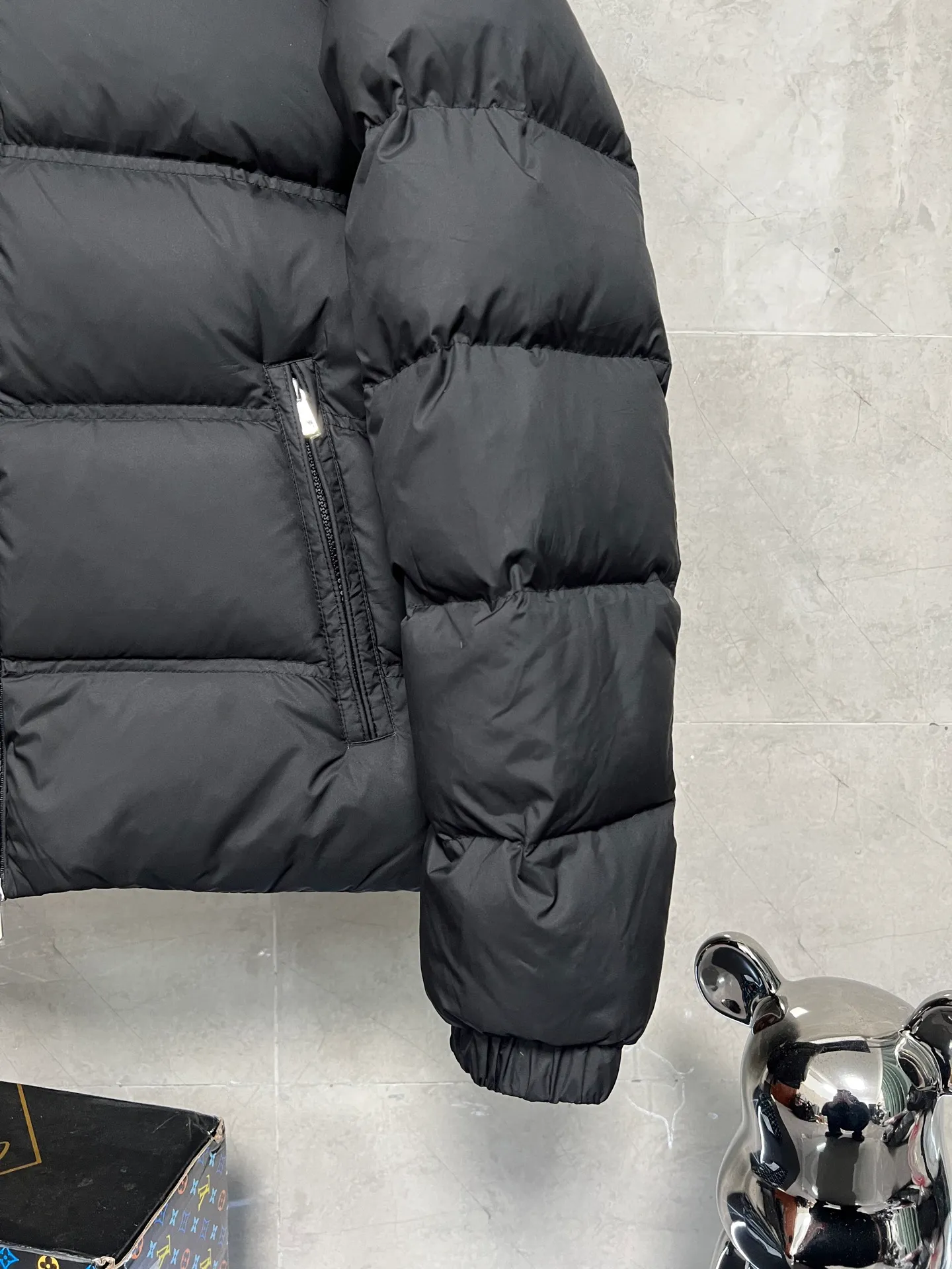 P900 Moncler Bouvaque short zipper stand collar long-sleeved jacket, the stand collar design is simple and elegant, the red and black stripe decoration on the chest adds a sense of fashion, and the full down filling ensures excellent warmth. Filled with 90% white duck down, top quality, classic tailoring. The upper body is full of street style; all the latest version of the hardware and accessories are custom molded to restore the original shape, the upper body has an excellent silhouette, and the three labels are complete! GW will update at the same time. Color: Black Size: 1-5
