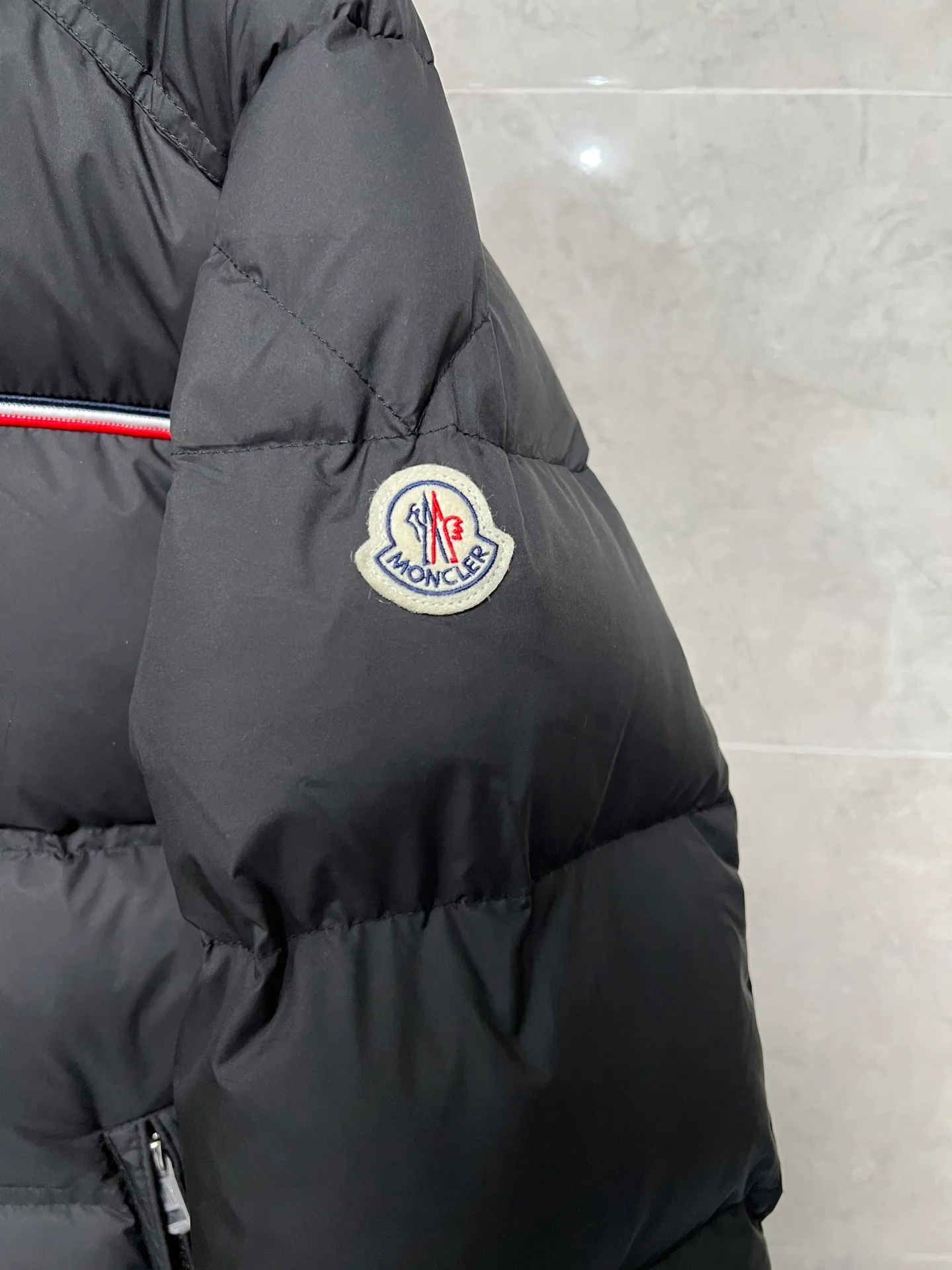 P900 Moncler Bouvaque short zipper stand collar long-sleeved jacket, the stand collar design is simple and elegant, the red and black stripe decoration on the chest adds a sense of fashion, and the full down filling ensures excellent warmth. Filled with 90% white duck down, top quality, classic tailoring. The upper body is full of street style; all the latest version of the hardware and accessories are custom molded to restore the original shape, the upper body has an excellent silhouette, and the three labels are complete! GW will update at the same time. Color: Black Size: 1-5
