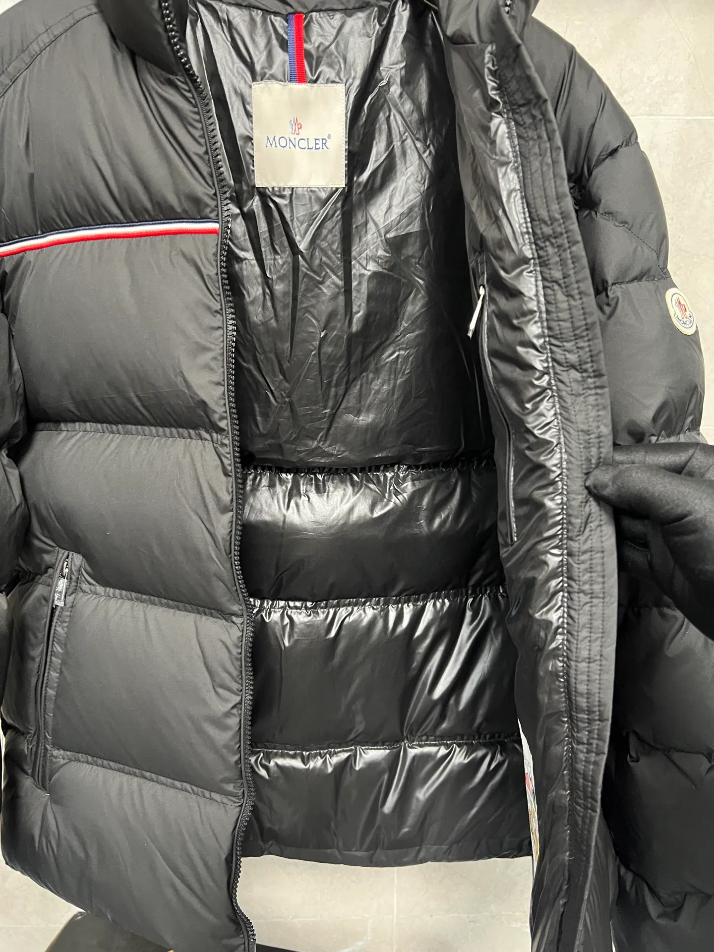 P900 Moncler Bouvaque short zipper stand collar long-sleeved jacket, the stand collar design is simple and elegant, the red and black stripe decoration on the chest adds a sense of fashion, and the full down filling ensures excellent warmth. Filled with 90% white duck down, top quality, classic tailoring. The upper body is full of street style; all the latest version of the hardware and accessories are custom molded to restore the original shape, the upper body has an excellent silhouette, and the three labels are complete! GW will update at the same time. Color: Black Size: 1-5