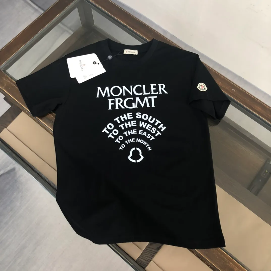 P160 🔥MONCLER Mengkou’s latest trade order short-sleeved T-shirt, in full condition! ! Logo printed on the chest! The upper body is comfortable and breathable, not stiff, and has a rich three-dimensional feel overall. It is a quality export order. It meets the simple needs of commuters for dressing. The upper body effect is very good, slimming, and not picky about the figure. The fabric workmanship... is impeccable. Only good workmanship and good fabrics can make you wear a good taste. It is a must-have item for everyone! Size: black white size S~XL