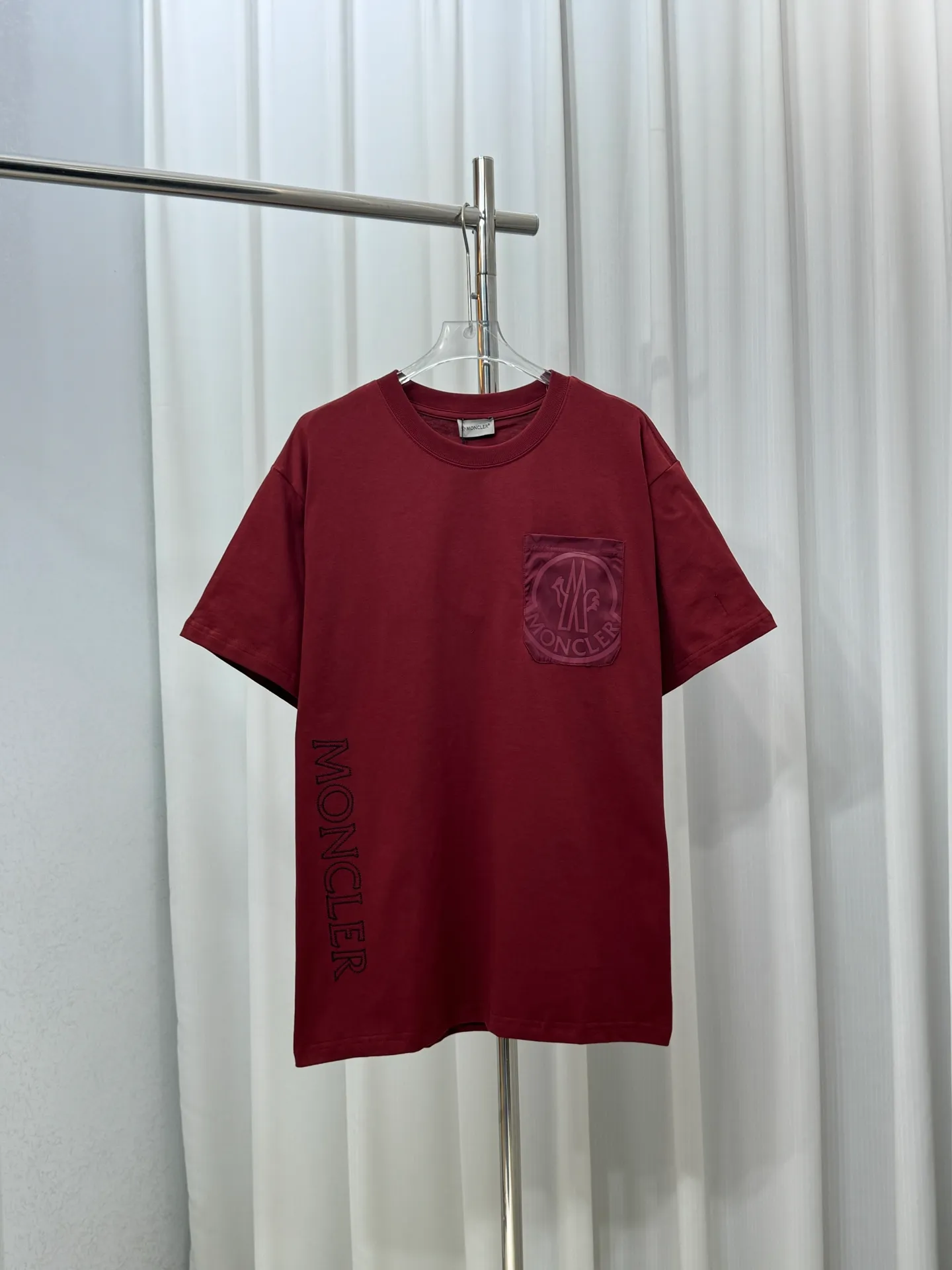 P160 Moncler woven pockets with hollow embroidered letter logo for men and women, short-sleeved T-shirt, 260g 100% double yarn pure cotton fabric, 32 double-strand threads, collar label, hangtag, main mark and three labels complete Size: XS S M L