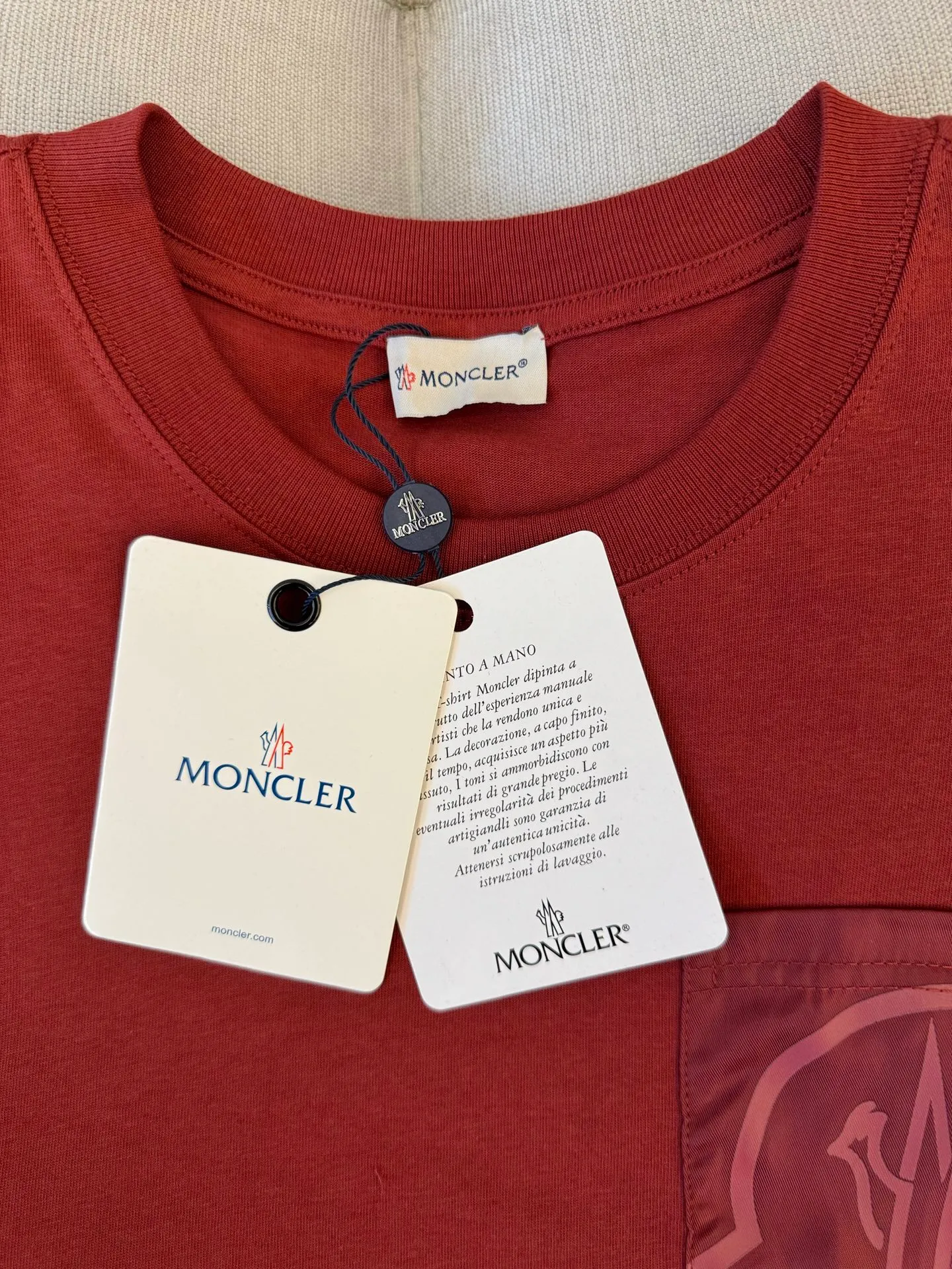 P160 Moncler woven pockets with hollow embroidered letter logo for men and women, short-sleeved T-shirt, 260g 100% double yarn pure cotton fabric, 32 double-strand threads, collar label, hangtag, main mark and three labels complete Size: XS S M L