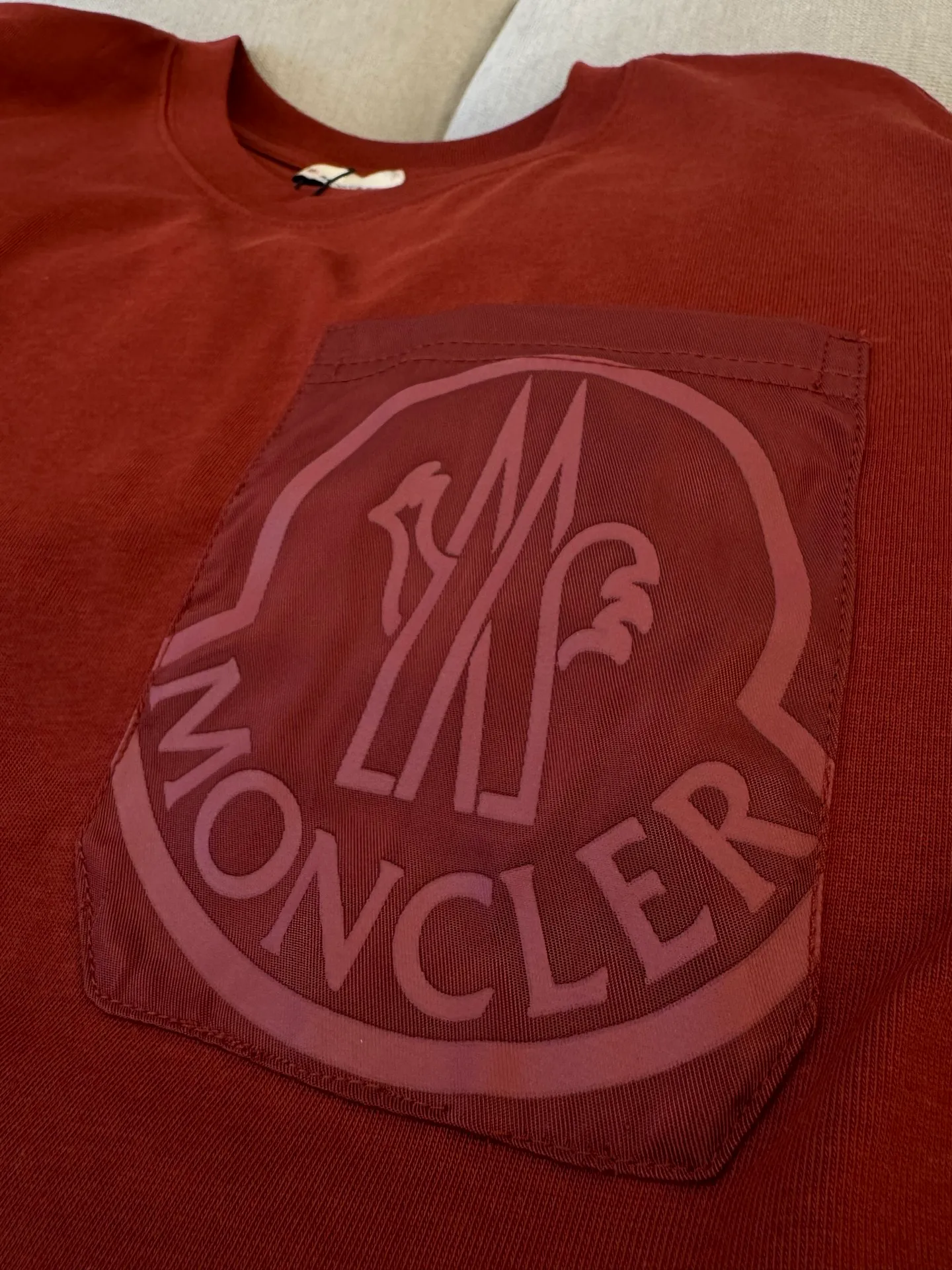 P160 Moncler woven pockets with hollow embroidered letter logo for men and women, short-sleeved T-shirt, 260g 100% double yarn pure cotton fabric, 32 double-strand threads, collar label, hangtag, main mark and three labels complete Size: XS S M L