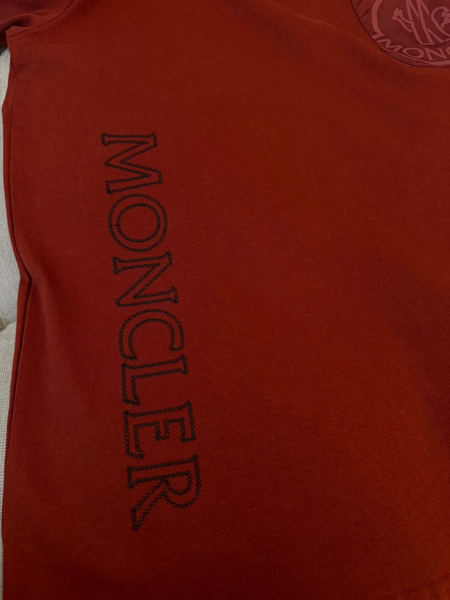 P160 Moncler woven pockets with hollow embroidered letter logo for men and women, short-sleeved T-shirt, 260g 100% double yarn pure cotton fabric, 32 double-strand threads, collar label, hangtag, main mark and three labels complete Size: XS S M L