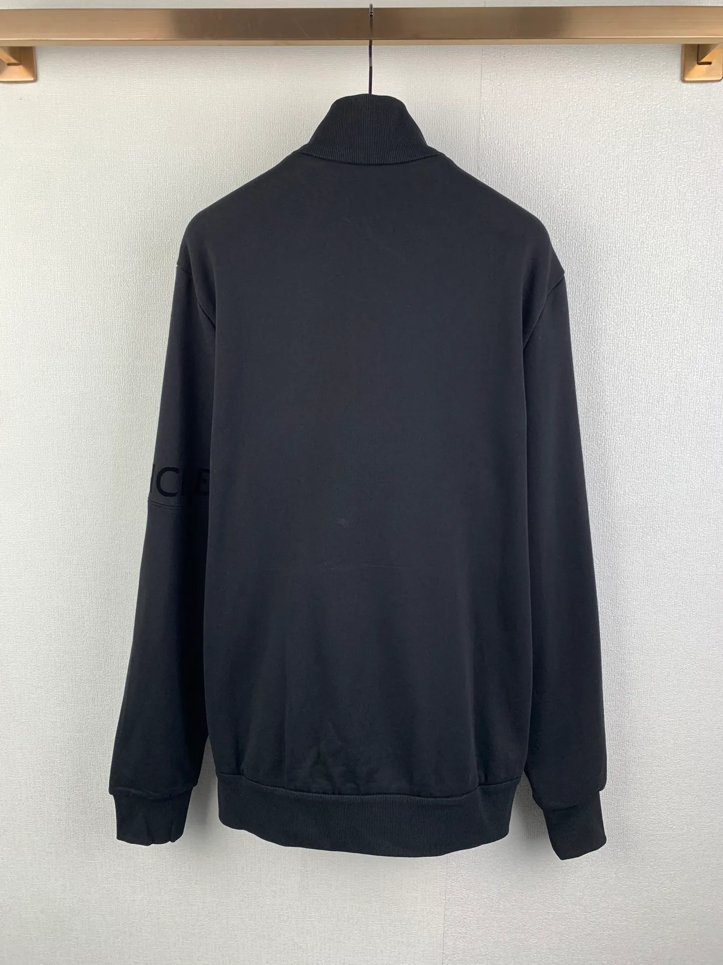 P460 MONCLER stand collar cotton solid color zipper sweatshirt ●Authentic 7300 purchase and development ●480g Austrian cotton sweatshirt fabric ●180g combed cotton plain lining ●380g 1*1 trendy brand rib ●Fabric enzyme washing ●High temperature heat transfer ●Customized 1:1 chapter ●Customized 1:1 zipper ●Customized 1:1 trademark ●Fit version ●Size: S M L XL