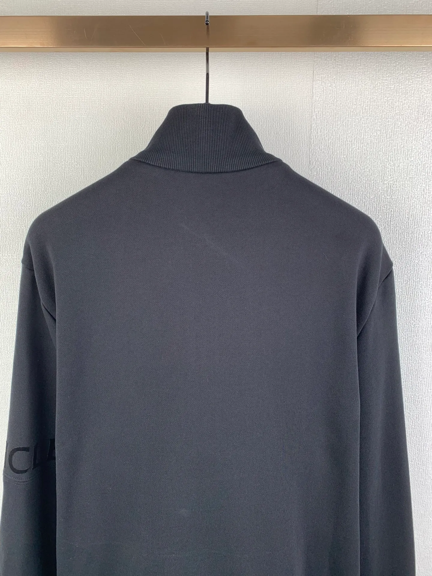 P460 MONCLER stand collar cotton solid color zipper sweatshirt ●Authentic 7300 purchase and development ●480g Austrian cotton sweatshirt fabric ●180g combed cotton plain lining ●380g 1*1 trendy brand rib ●Fabric enzyme washing ●High temperature heat transfer ●Customized 1:1 chapter ●Customized 1:1 zipper ●Customized 1:1 trademark ●Fit version ●Size: S M L XL