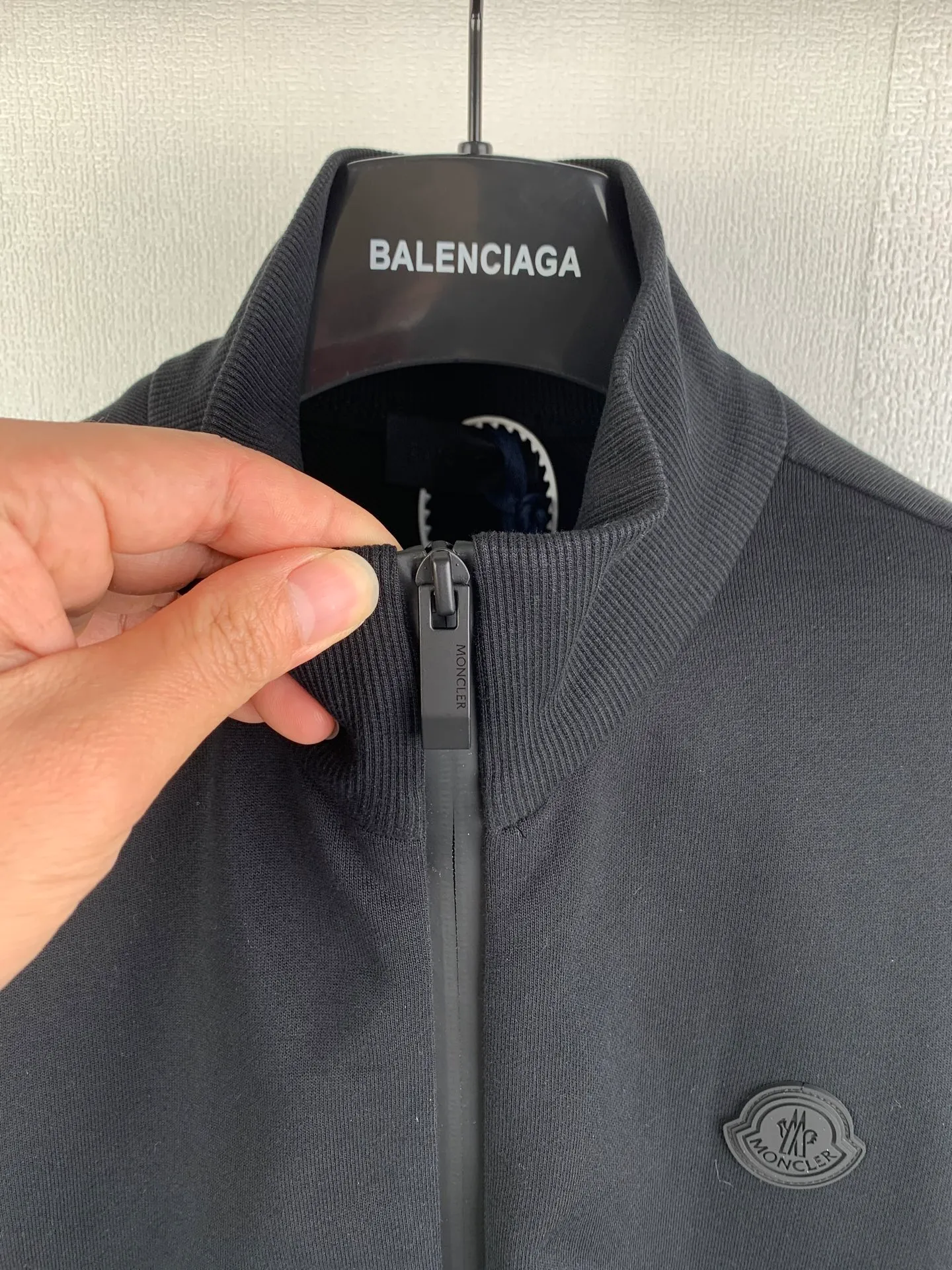 P460 MONCLER stand collar cotton solid color zipper sweatshirt ●Authentic 7300 purchase and development ●480g Austrian cotton sweatshirt fabric ●180g combed cotton plain lining ●380g 1*1 trendy brand rib ●Fabric enzyme washing ●High temperature heat transfer ●Customized 1:1 chapter ●Customized 1:1 zipper ●Customized 1:1 trademark ●Fit version ●Size: S M L XL