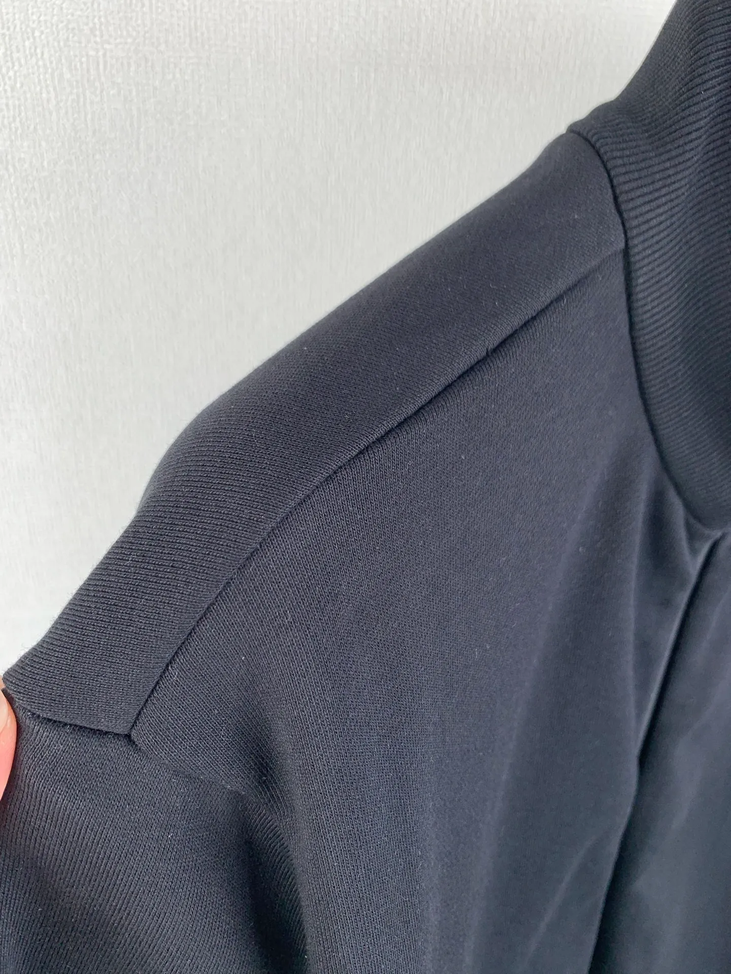 P460 MONCLER stand collar cotton solid color zipper sweatshirt ●Authentic 7300 purchase and development ●480g Austrian cotton sweatshirt fabric ●180g combed cotton plain lining ●380g 1*1 trendy brand rib ●Fabric enzyme washing ●High temperature heat transfer ●Customized 1:1 chapter ●Customized 1:1 zipper ●Customized 1:1 trademark ●Fit version ●Size: S M L XL