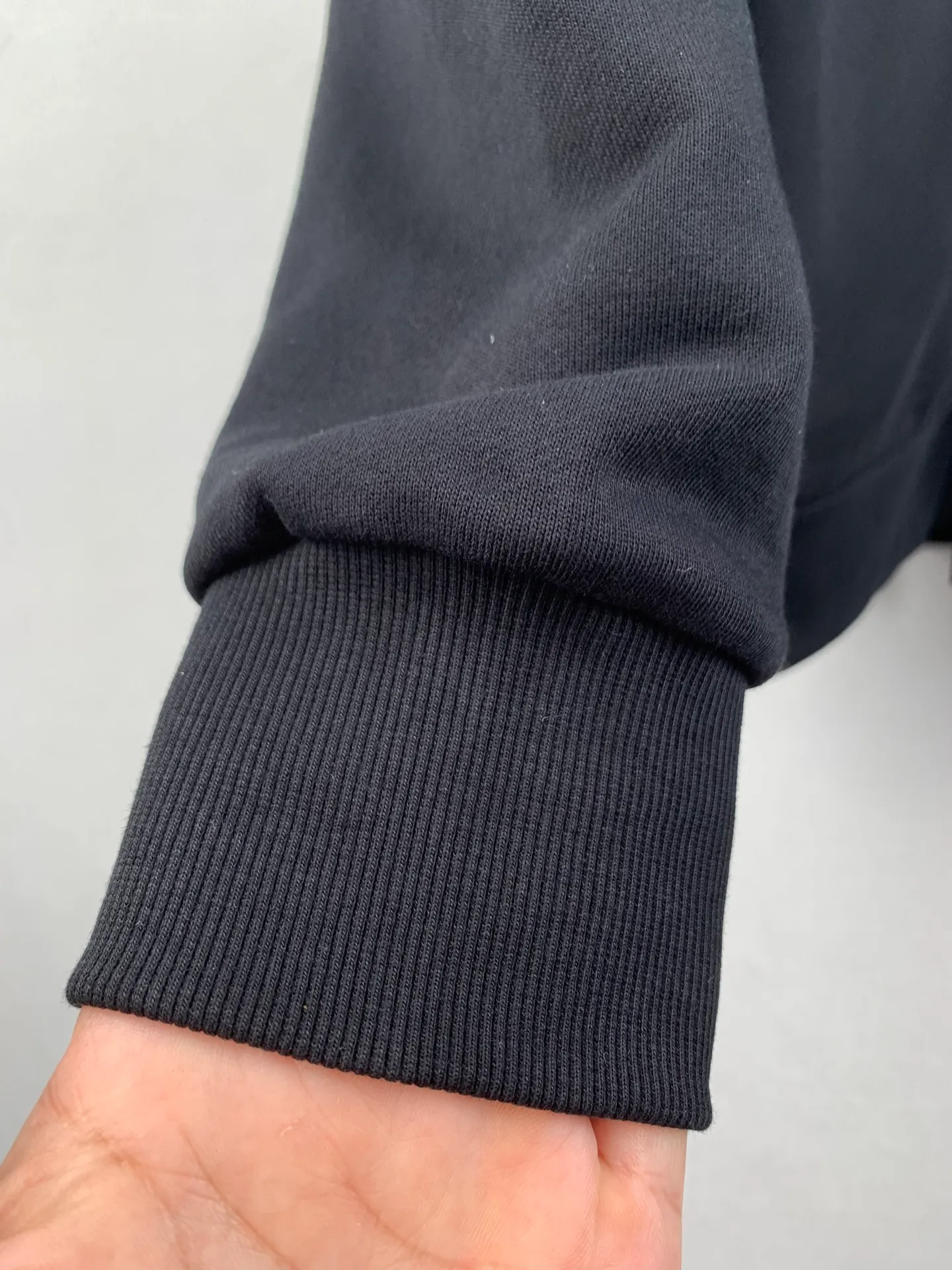 P460 MONCLER stand collar cotton solid color zipper sweatshirt ●Authentic 7300 purchase and development ●480g Austrian cotton sweatshirt fabric ●180g combed cotton plain lining ●380g 1*1 trendy brand rib ●Fabric enzyme washing ●High temperature heat transfer ●Customized 1:1 chapter ●Customized 1:1 zipper ●Customized 1:1 trademark ●Fit version ●Size: S M L XL