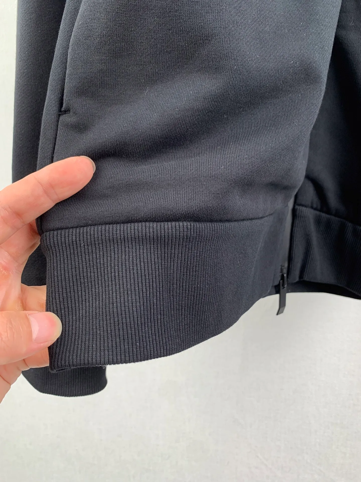 P460 MONCLER stand collar cotton solid color zipper sweatshirt ●Authentic 7300 purchase and development ●480g Austrian cotton sweatshirt fabric ●180g combed cotton plain lining ●380g 1*1 trendy brand rib ●Fabric enzyme washing ●High temperature heat transfer ●Customized 1:1 chapter ●Customized 1:1 zipper ●Customized 1:1 trademark ●Fit version ●Size: S M L XL