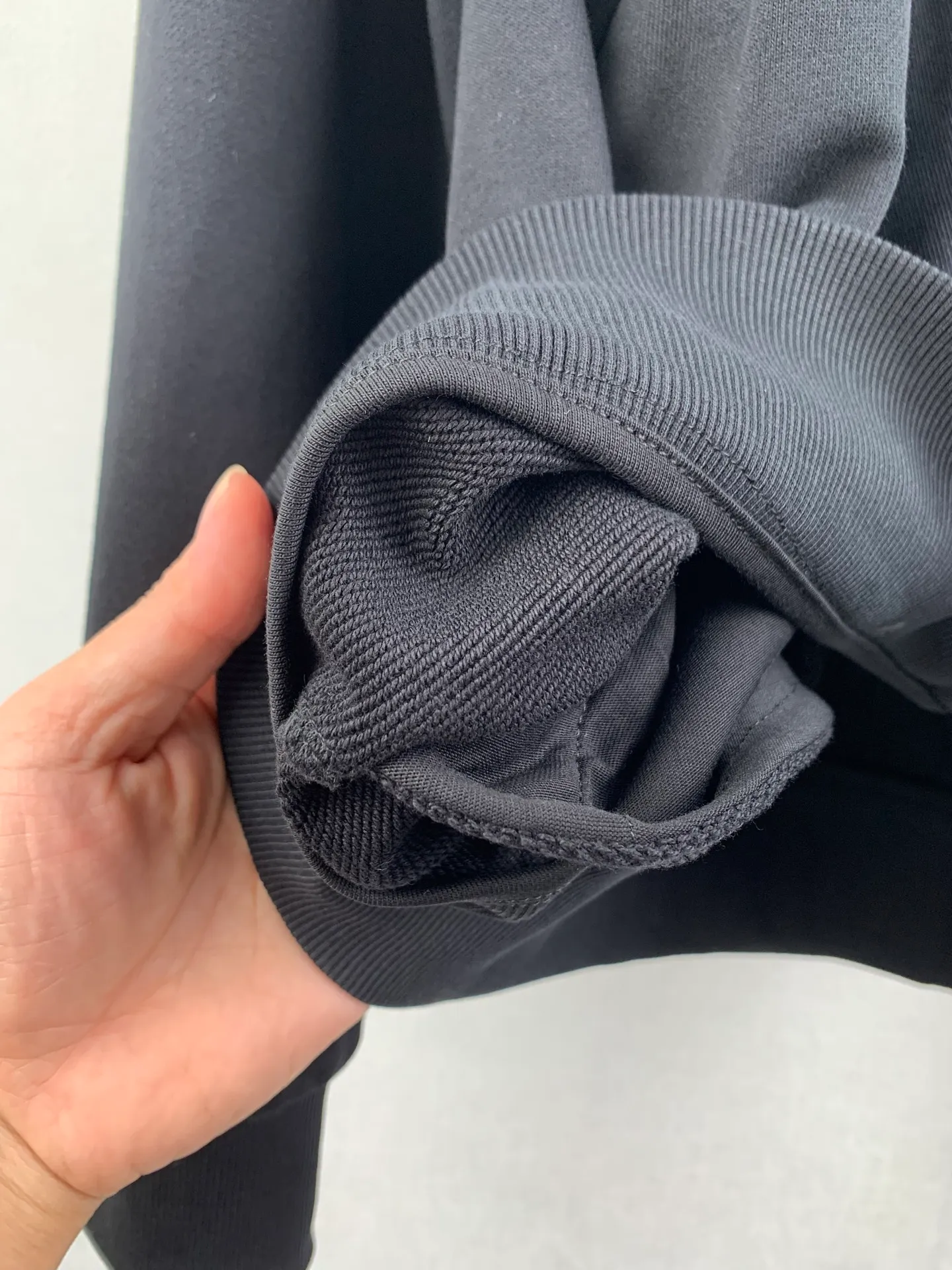 P460 MONCLER stand collar cotton solid color zipper sweatshirt ●Authentic 7300 purchase and development ●480g Austrian cotton sweatshirt fabric ●180g combed cotton plain lining ●380g 1*1 trendy brand rib ●Fabric enzyme washing ●High temperature heat transfer ●Customized 1:1 chapter ●Customized 1:1 zipper ●Customized 1:1 trademark ●Fit version ●Size: S M L XL