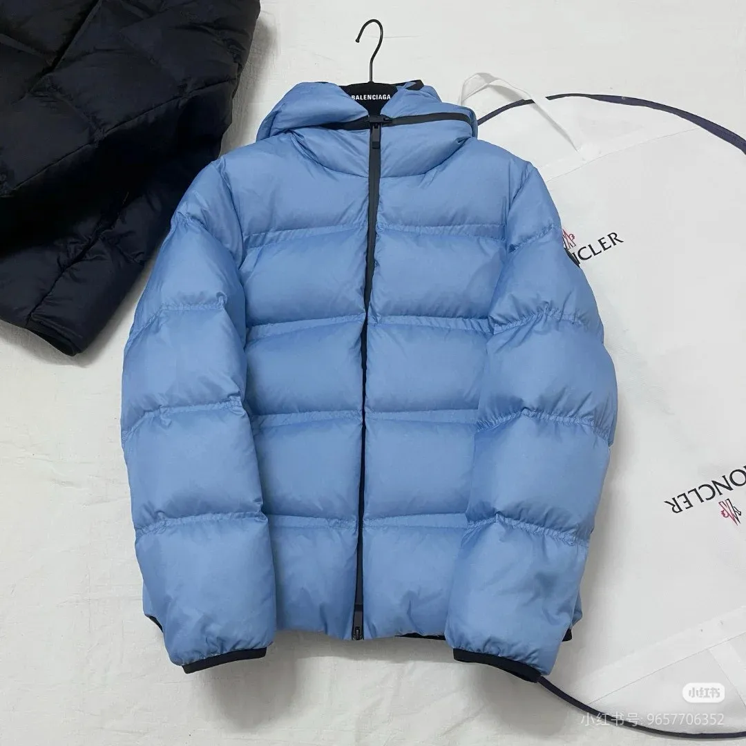 P860 ⬆️🆕❤️2025🆕Special down ⬆️Moncler Masac men's short down jacket. A must-have item for fabric control. 2024 new technical fabric. Extremely lightweight. Ultra-light and ultra-white gooseneck filling. Cleanliness ceiling. 850+ fill power. ⚠️Special grade product with complete barcode numbers and consistent with the official website. The tag has built-in NFC electronic sensor anti-counterfeiting. It supports multiple anti-counterfeiting verifications. It comes standard with a full set of gift box packaging at the counter. Masac men's short down jacket is made of protective materials and decorated with geometric quilting, which is lightweight and warm.  The Masac men's down jacket combines cutting-edge fabrics with innovative details. Short design made from lightweight, fine-grained tear-resistant functional fabric for durability and practicality. Lightweight and warm, it's finished with gusseted quilting. Comes with removable hood. Details •Made from ripstop fabric •Fine soft ripstop lining •Down filled •Removable hood •Two-way zipper closure •Zip pockets •Elasticized cuffs and hem Size: 1-5 Black/Blue Couple's