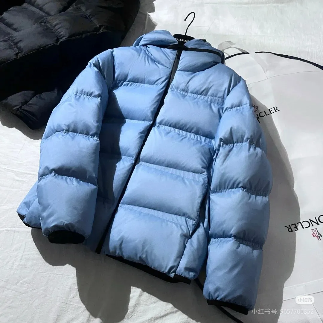 P860 ⬆️🆕❤️2025🆕Special down ⬆️Moncler Masac men's short down jacket. A must-have item for fabric control. 2024 new technical fabric. Extremely lightweight. Ultra-light and ultra-white gooseneck filling. Cleanliness ceiling. 850+ fill power. ⚠️Special grade product with complete barcode numbers and consistent with the official website. The tag has built-in NFC electronic sensor anti-counterfeiting. It supports multiple anti-counterfeiting verifications. It comes standard with a full set of gift box packaging at the counter. Masac men's short down jacket is made of protective materials and decorated with geometric quilting, which is lightweight and warm.  The Masac men's down jacket combines cutting-edge fabrics with innovative details. Short design made from lightweight, fine-grained tear-resistant functional fabric for durability and practicality. Lightweight and warm, it's finished with gusseted quilting. Comes with removable hood. Details •Made from ripstop fabric •Fine soft ripstop lining •Down filled •Removable hood •Two-way zipper closure •Zip pockets •Elasticized cuffs and hem Size: 1-5 Black/Blue Couple's