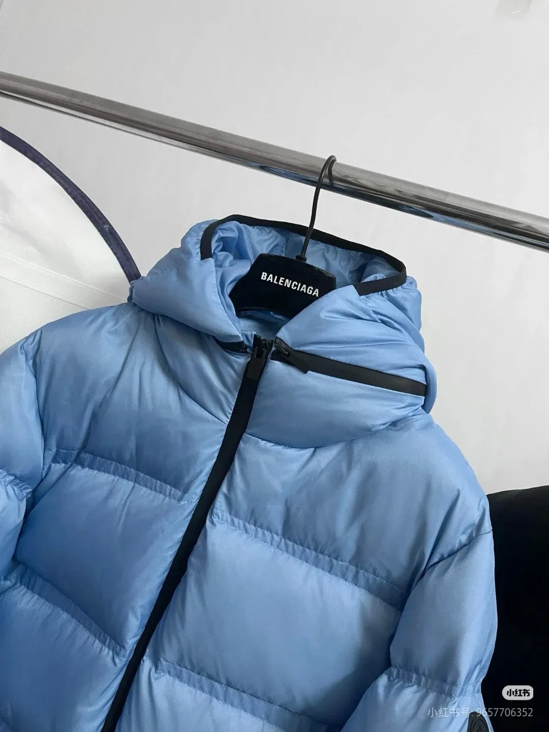 P860 ⬆️🆕❤️2025🆕Special down ⬆️Moncler Masac men's short down jacket. A must-have item for fabric control. 2024 new technical fabric. Extremely lightweight. Ultra-light and ultra-white gooseneck filling. Cleanliness ceiling. 850+ fill power. ⚠️Special grade product with complete barcode numbers and consistent with the official website. The tag has built-in NFC electronic sensor anti-counterfeiting. It supports multiple anti-counterfeiting verifications. It comes standard with a full set of gift box packaging at the counter. Masac men's short down jacket is made of protective materials and decorated with geometric quilting, which is lightweight and warm.  The Masac men's down jacket combines cutting-edge fabrics with innovative details. Short design made from lightweight, fine-grained tear-resistant functional fabric for durability and practicality. Lightweight and warm, it's finished with gusseted quilting. Comes with removable hood. Details •Made from ripstop fabric •Fine soft ripstop lining •Down filled •Removable hood •Two-way zipper closure •Zip pockets •Elasticized cuffs and hem Size: 1-5 Black/Blue Couple's