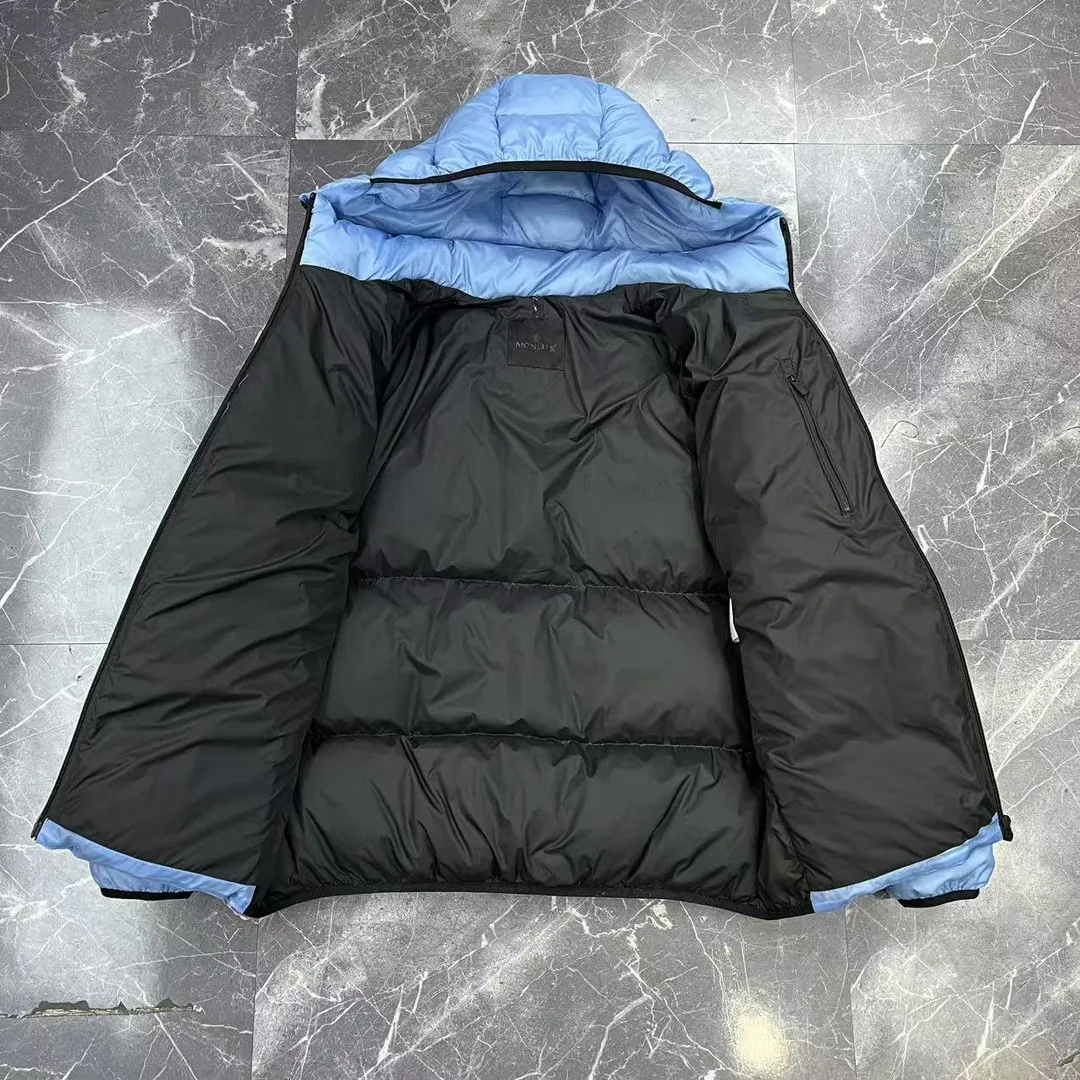 P860 ⬆️🆕❤️2025🆕Special down ⬆️Moncler Masac men's short down jacket. A must-have item for fabric control. 2024 new technical fabric. Extremely lightweight. Ultra-light and ultra-white gooseneck filling. Cleanliness ceiling. 850+ fill power. ⚠️Special grade product with complete barcode numbers and consistent with the official website. The tag has built-in NFC electronic sensor anti-counterfeiting. It supports multiple anti-counterfeiting verifications. It comes standard with a full set of gift box packaging at the counter. Masac men's short down jacket is made of protective materials and decorated with geometric quilting, which is lightweight and warm.  The Masac men's down jacket combines cutting-edge fabrics with innovative details. Short design made from lightweight, fine-grained tear-resistant functional fabric for durability and practicality. Lightweight and warm, it's finished with gusseted quilting. Comes with removable hood. Details •Made from ripstop fabric •Fine soft ripstop lining •Down filled •Removable hood •Two-way zipper closure •Zip pockets •Elasticized cuffs and hem Size: 1-5 Black/Blue Couple's
