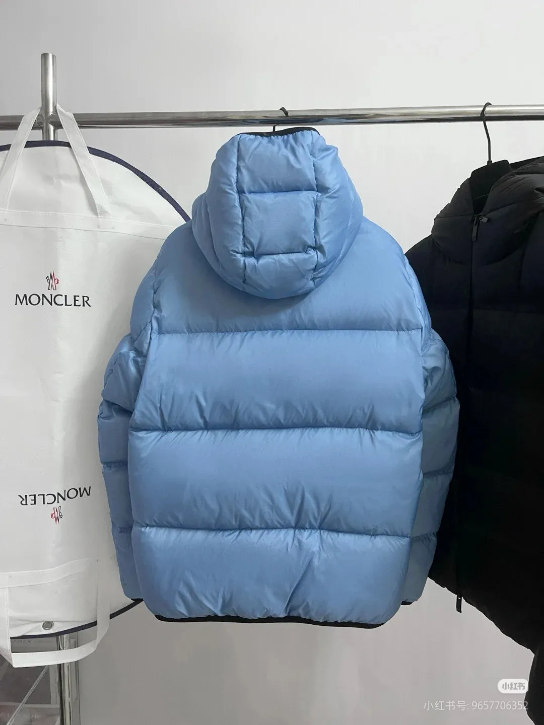P860 ⬆️🆕❤️2025🆕Special down ⬆️Moncler Masac men's short down jacket. A must-have item for fabric control. 2024 new technical fabric. Extremely lightweight. Ultra-light and ultra-white gooseneck filling. Cleanliness ceiling. 850+ fill power. ⚠️Special grade product with complete barcode numbers and consistent with the official website. The tag has built-in NFC electronic sensor anti-counterfeiting. It supports multiple anti-counterfeiting verifications. It comes standard with a full set of gift box packaging at the counter. Masac men's short down jacket is made of protective materials and decorated with geometric quilting, which is lightweight and warm.  The Masac men's down jacket combines cutting-edge fabrics with innovative details. Short design made from lightweight, fine-grained tear-resistant functional fabric for durability and practicality. Lightweight and warm, it's finished with gusseted quilting. Comes with removable hood. Details •Made from ripstop fabric •Fine soft ripstop lining •Down filled •Removable hood •Two-way zipper closure •Zip pockets •Elasticized cuffs and hem Size: 1-5 Black/Blue Couple's