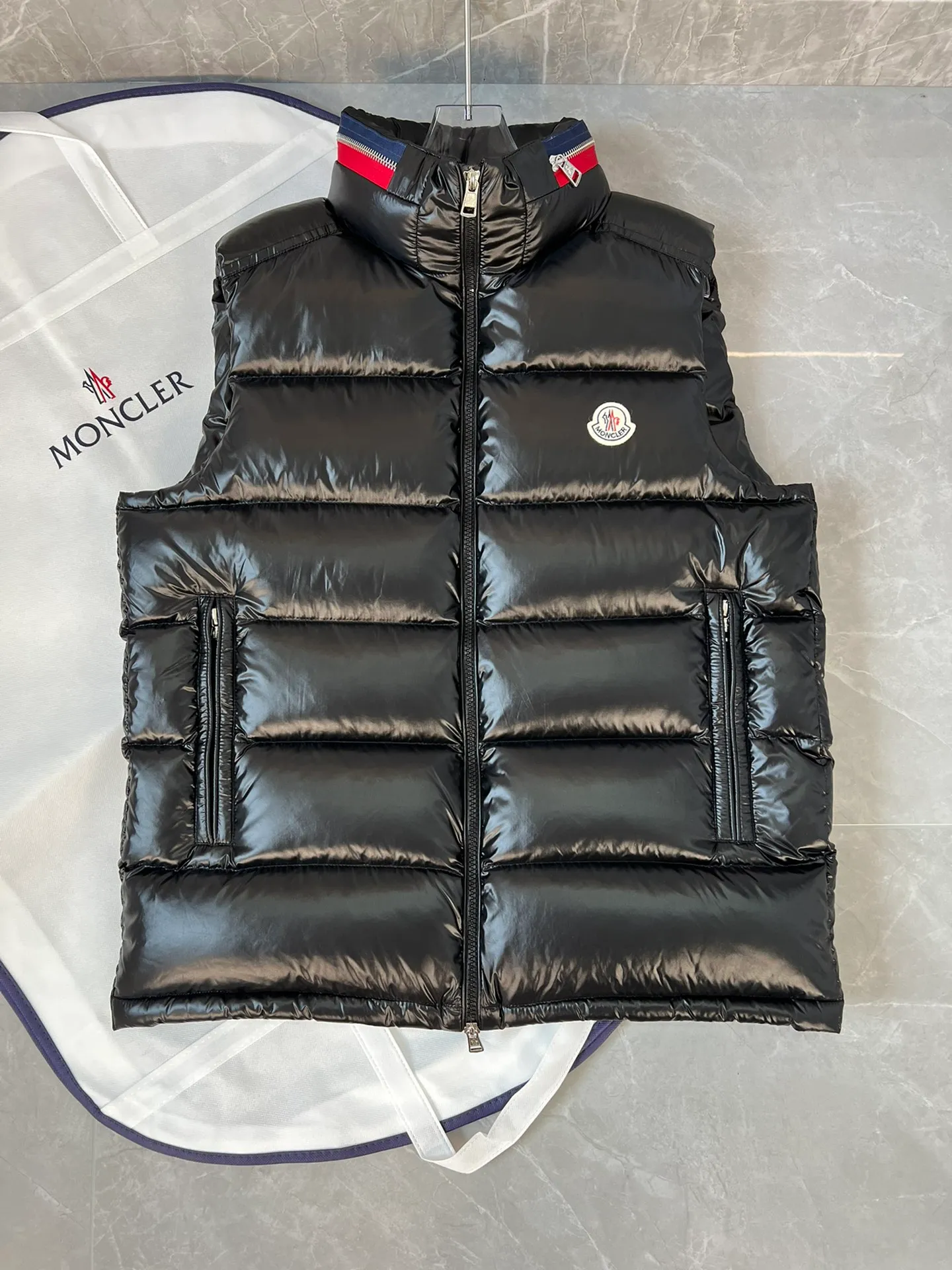 P700 top-quality Ouse men's short down vest (⚠️Special grade 90 white duck down filling, tag barcode model number corresponds to the official website, tag built-in NFC electronic sensor anti-counterfeiting) Ouse men's vest has a timeless original style, unique colors and details echo the sandwich dressing style of the 1980s, recommended for wear. The Ouse Down Vest is made from signature shiny patented nylon and features classic rectangular quilting that makes it stand out, providing superior protection and warmth. Two-way zip fly with Moncler logo-shaped pull tab. Details Size: 1-5 couple size