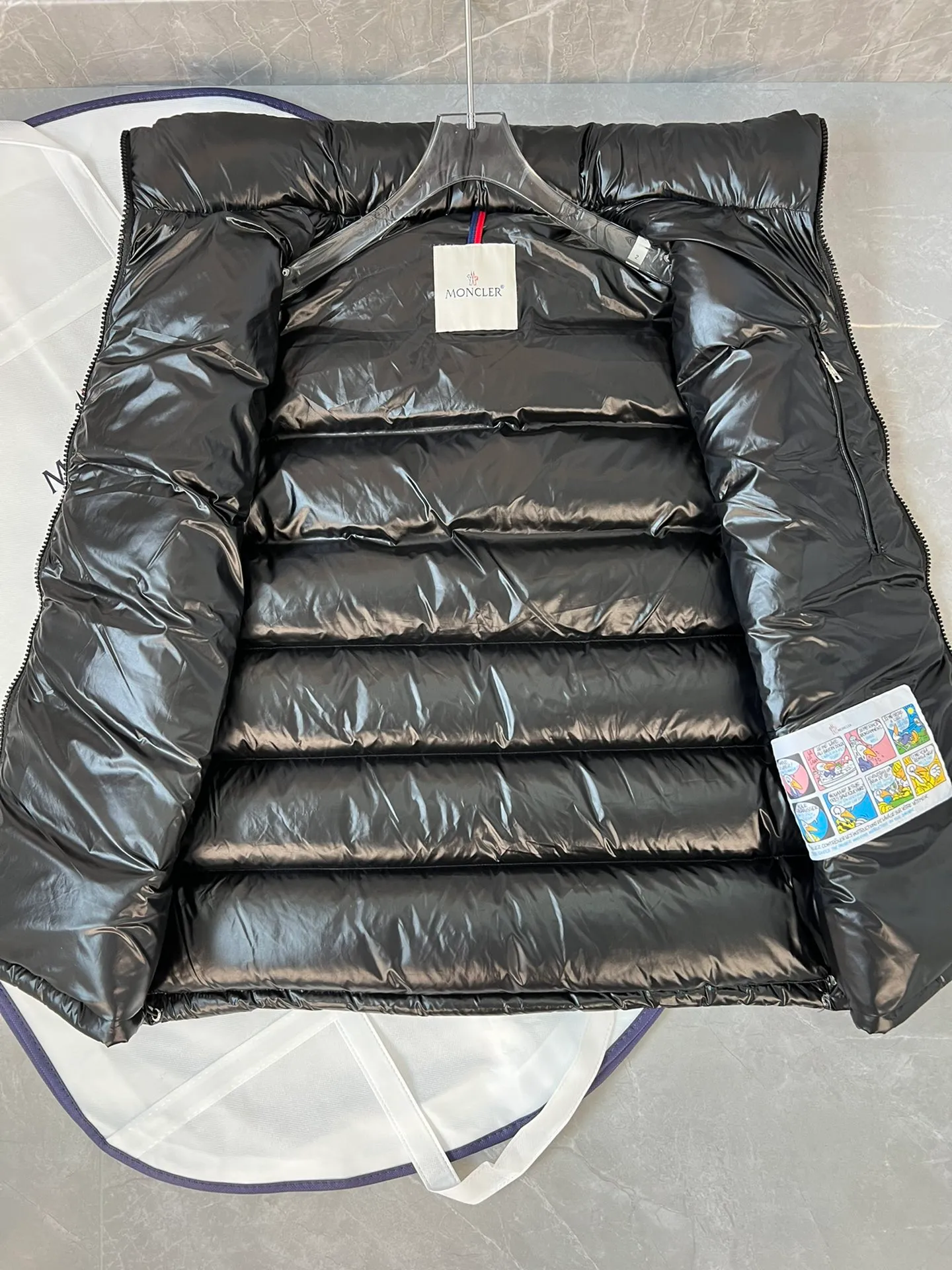 P700 top-quality Ouse men's short down vest (⚠️Special grade 90 white duck down filling, tag barcode model number corresponds to the official website, tag built-in NFC electronic sensor anti-counterfeiting) Ouse men's vest has a timeless original style, unique colors and details echo the sandwich dressing style of the 1980s, recommended for wear. The Ouse Down Vest is made from signature shiny patented nylon and features classic rectangular quilting that makes it stand out, providing superior protection and warmth. Two-way zip fly with Moncler logo-shaped pull tab. Details Size: 1-5 couple size