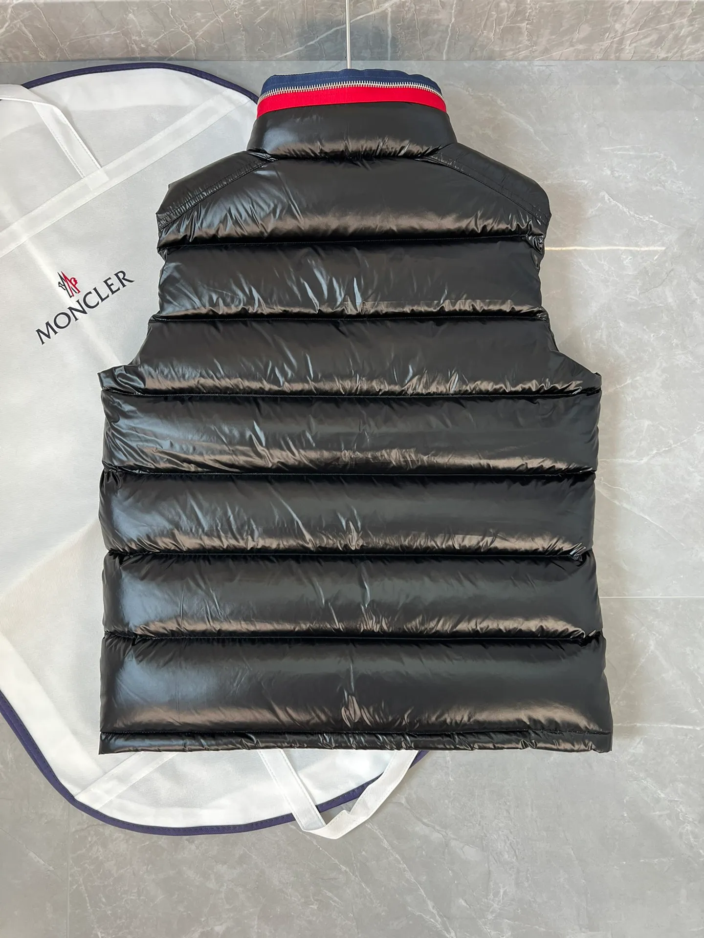 P700 top-quality Ouse men's short down vest (⚠️Special grade 90 white duck down filling, tag barcode model number corresponds to the official website, tag built-in NFC electronic sensor anti-counterfeiting) Ouse men's vest has a timeless original style, unique colors and details echo the sandwich dressing style of the 1980s, recommended for wear. The Ouse Down Vest is made from signature shiny patented nylon and features classic rectangular quilting that makes it stand out, providing superior protection and warmth. Two-way zip fly with Moncler logo-shaped pull tab. Details Size: 1-5 couple size