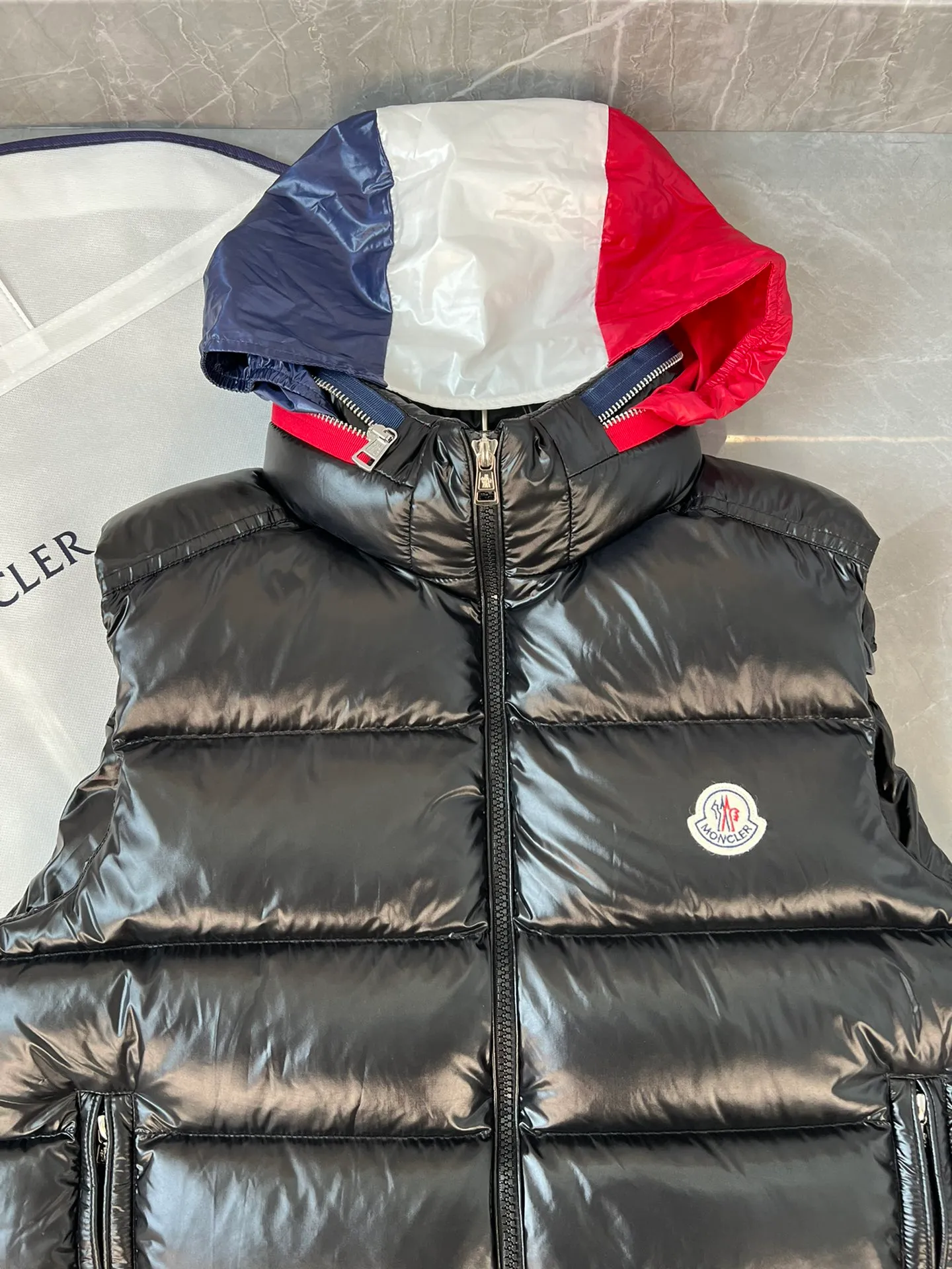 P700 top-quality Ouse men's short down vest (⚠️Special grade 90 white duck down filling, tag barcode model number corresponds to the official website, tag built-in NFC electronic sensor anti-counterfeiting) Ouse men's vest has a timeless original style, unique colors and details echo the sandwich dressing style of the 1980s, recommended for wear. The Ouse Down Vest is made from signature shiny patented nylon and features classic rectangular quilting that makes it stand out, providing superior protection and warmth. Two-way zip fly with Moncler logo-shaped pull tab. Details Size: 1-5 couple size