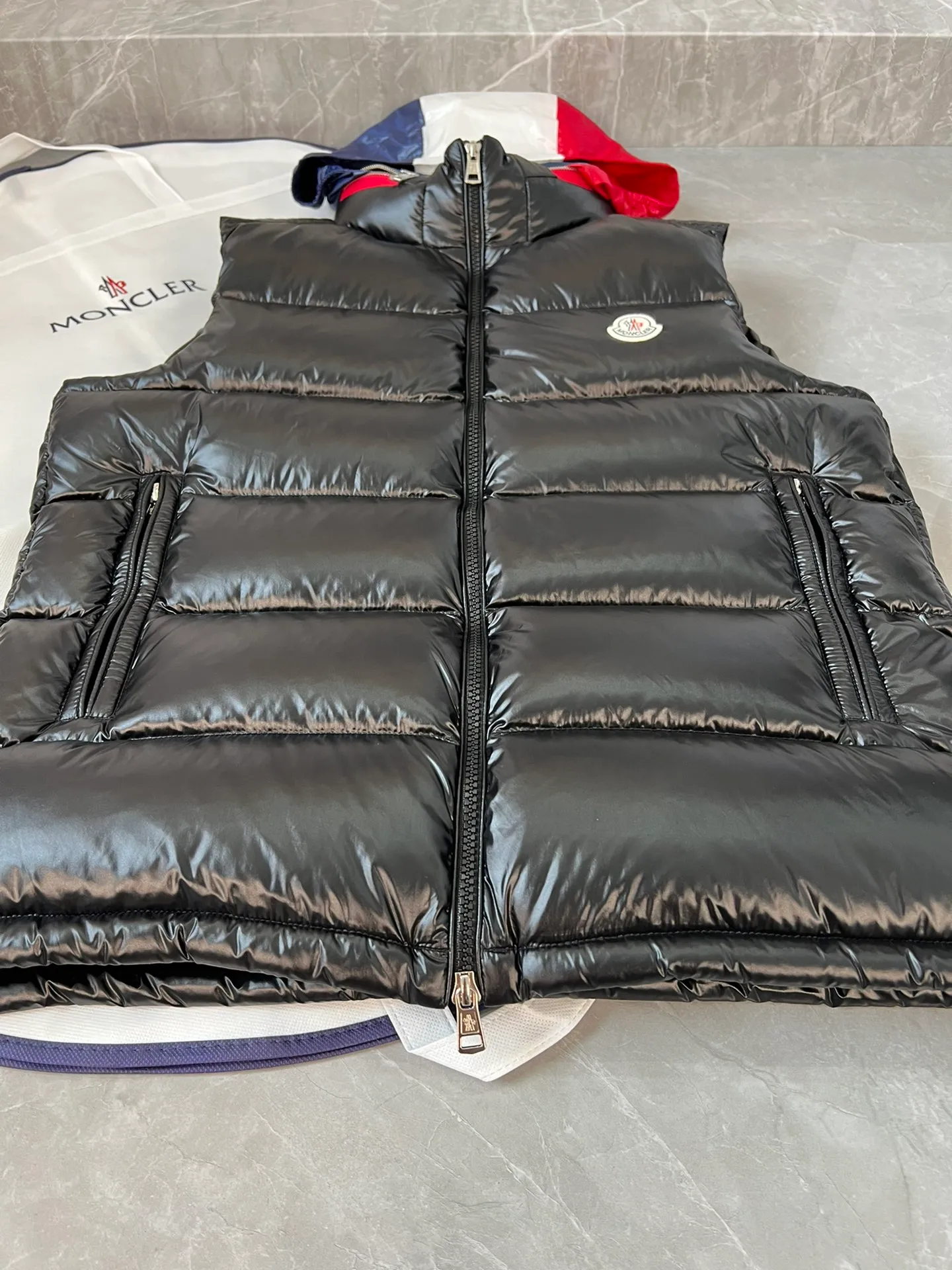 P700 top-quality Ouse men's short down vest (⚠️Special grade 90 white duck down filling, tag barcode model number corresponds to the official website, tag built-in NFC electronic sensor anti-counterfeiting) Ouse men's vest has a timeless original style, unique colors and details echo the sandwich dressing style of the 1980s, recommended for wear. The Ouse Down Vest is made from signature shiny patented nylon and features classic rectangular quilting that makes it stand out, providing superior protection and warmth. Two-way zip fly with Moncler logo-shaped pull tab. Details Size: 1-5 couple size
