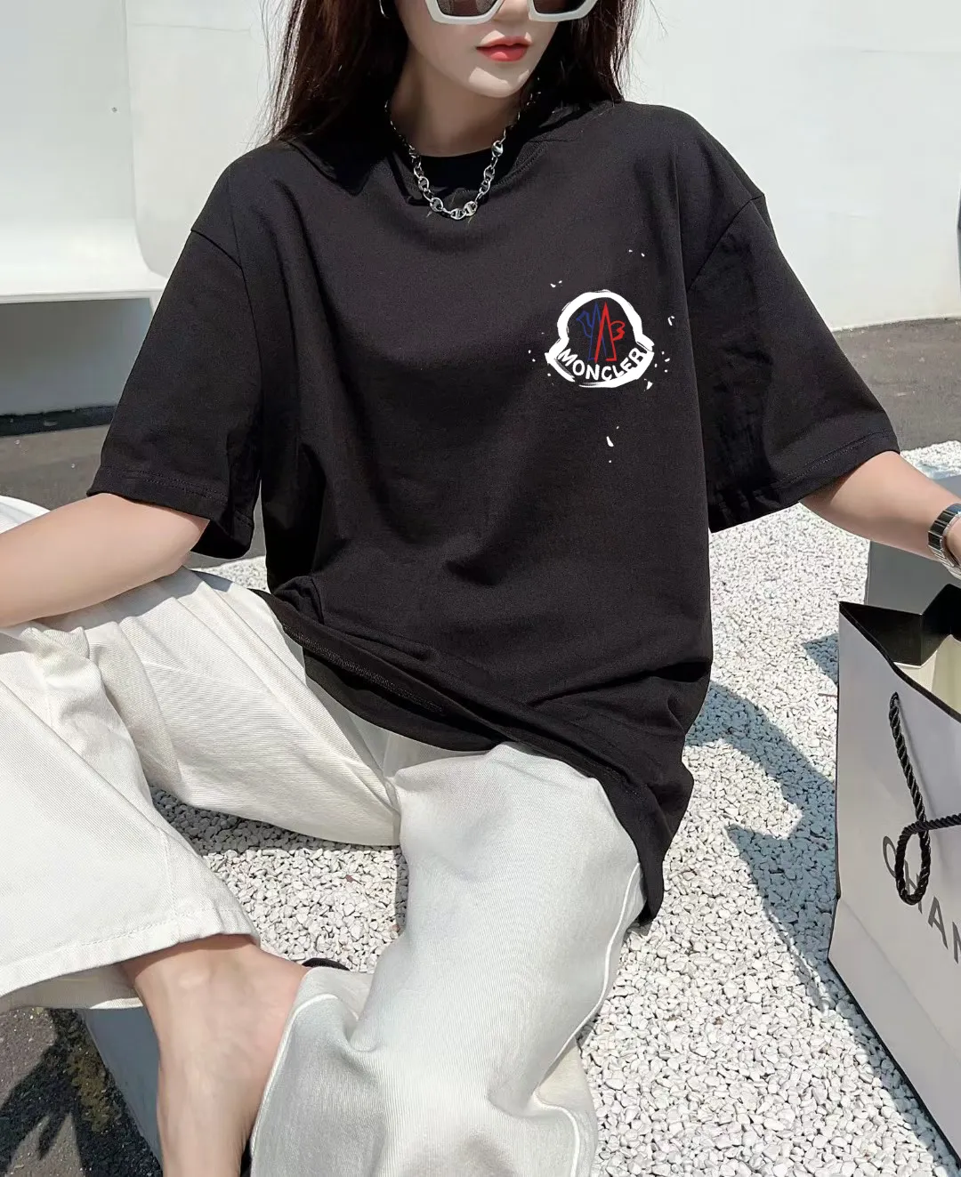 P140 🔥 [MONCLER] 2025FW short-sleeved T-shirt with badge + LOGO, high-end 26s double yarn 300g fabric, heavy fabric, custom stretcher rib, same vat and dye, complete three standards, same style for men and women, color: black, white, size: S M L XL 2XL