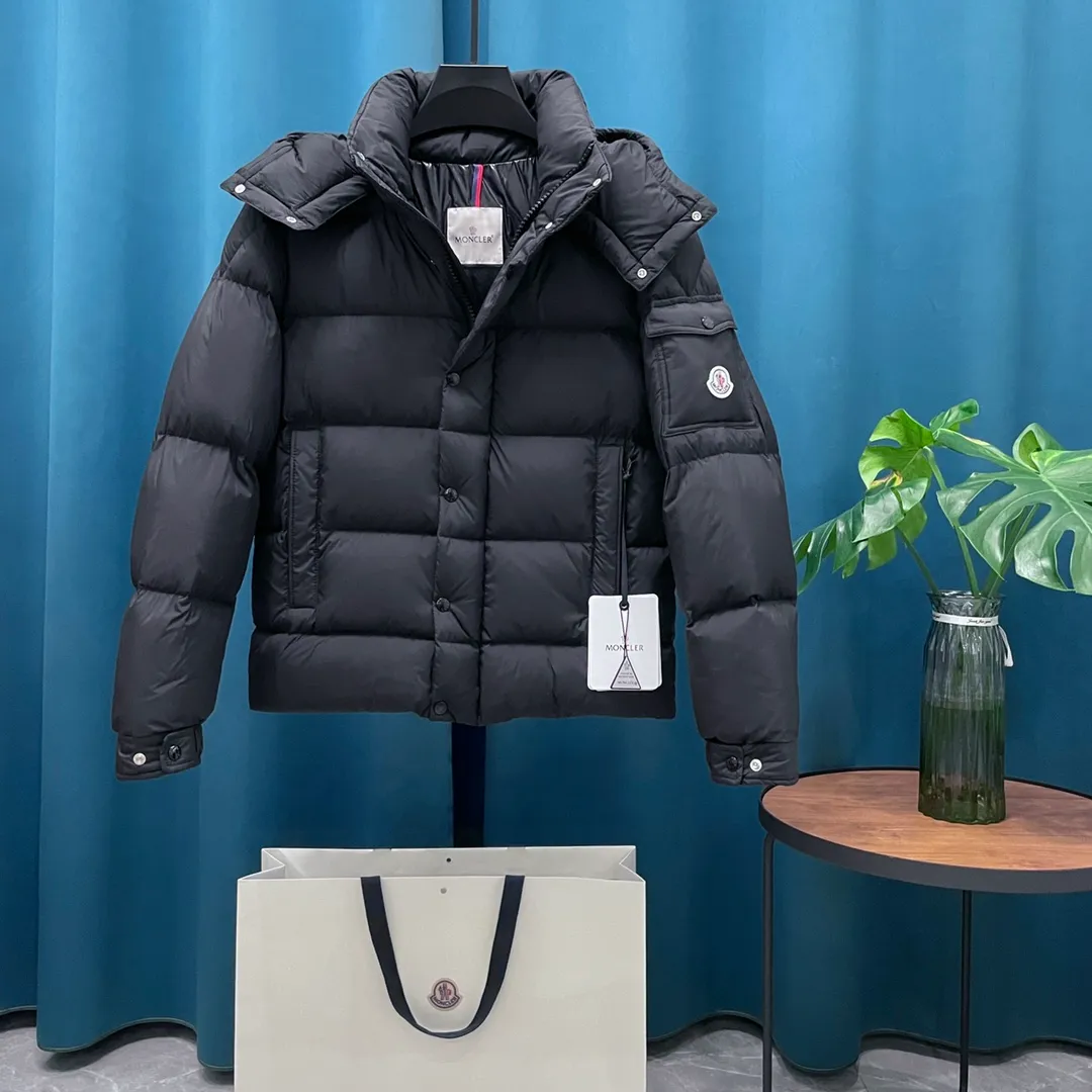 P760 Moncler ➡️New Meng Mouth Autumn and Winter Product Vezere🦢Goose Down Down Jacket, Same Style for Men and Women This Vezere short down jacket is a basic warm item that highlights Moncler’s style characteristics. The Vezere down jacket is made from longue saison fabric, which is both lightweight and warm. This short down jacket features a hood that can be easily removed depending on the weather. The jacket's silhouette and sleeve patch pockets pay homage to the iconic Moncler Maya down jacket. •Made in longue saison fabric •Nylon léger brillant lining •Down filled •Removable and adjustable hood •Zip and snap fastening •Zip pockets •Patch pockets on sleeves •Adjustable cuffs •Drawstring hem