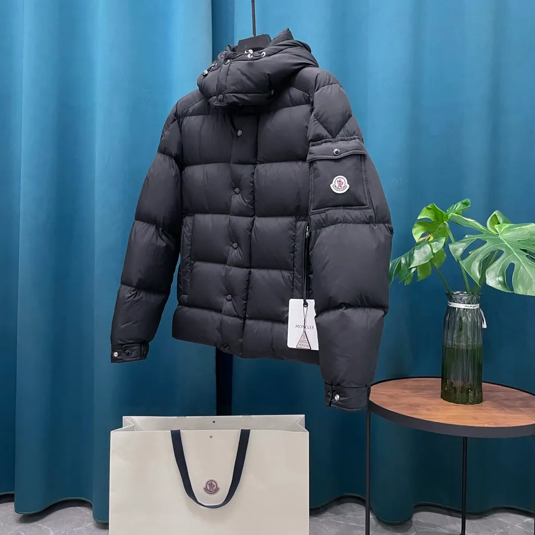P760 Moncler ➡️New Meng Mouth Autumn and Winter Product Vezere🦢Goose Down Down Jacket, Same Style for Men and Women This Vezere short down jacket is a basic warm item that highlights Moncler’s style characteristics. The Vezere down jacket is made from longue saison fabric, which is both lightweight and warm. This short down jacket features a hood that can be easily removed depending on the weather. The jacket's silhouette and sleeve patch pockets pay homage to the iconic Moncler Maya down jacket. •Made in longue saison fabric •Nylon léger brillant lining •Down filled •Removable and adjustable hood •Zip and snap fastening •Zip pockets •Patch pockets on sleeves •Adjustable cuffs •Drawstring hem