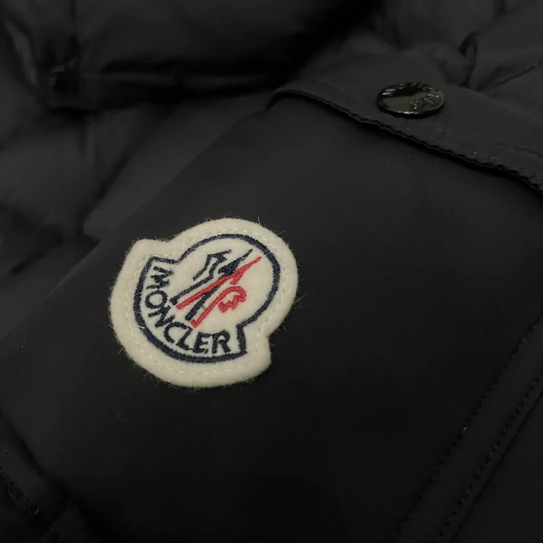 P760 Moncler ➡️New Meng Mouth Autumn and Winter Product Vezere🦢Goose Down Down Jacket, Same Style for Men and Women This Vezere short down jacket is a basic warm item that highlights Moncler’s style characteristics. The Vezere down jacket is made from longue saison fabric, which is both lightweight and warm. This short down jacket features a hood that can be easily removed depending on the weather. The jacket's silhouette and sleeve patch pockets pay homage to the iconic Moncler Maya down jacket. •Made in longue saison fabric •Nylon léger brillant lining •Down filled •Removable and adjustable hood •Zip and snap fastening •Zip pockets •Patch pockets on sleeves •Adjustable cuffs •Drawstring hem