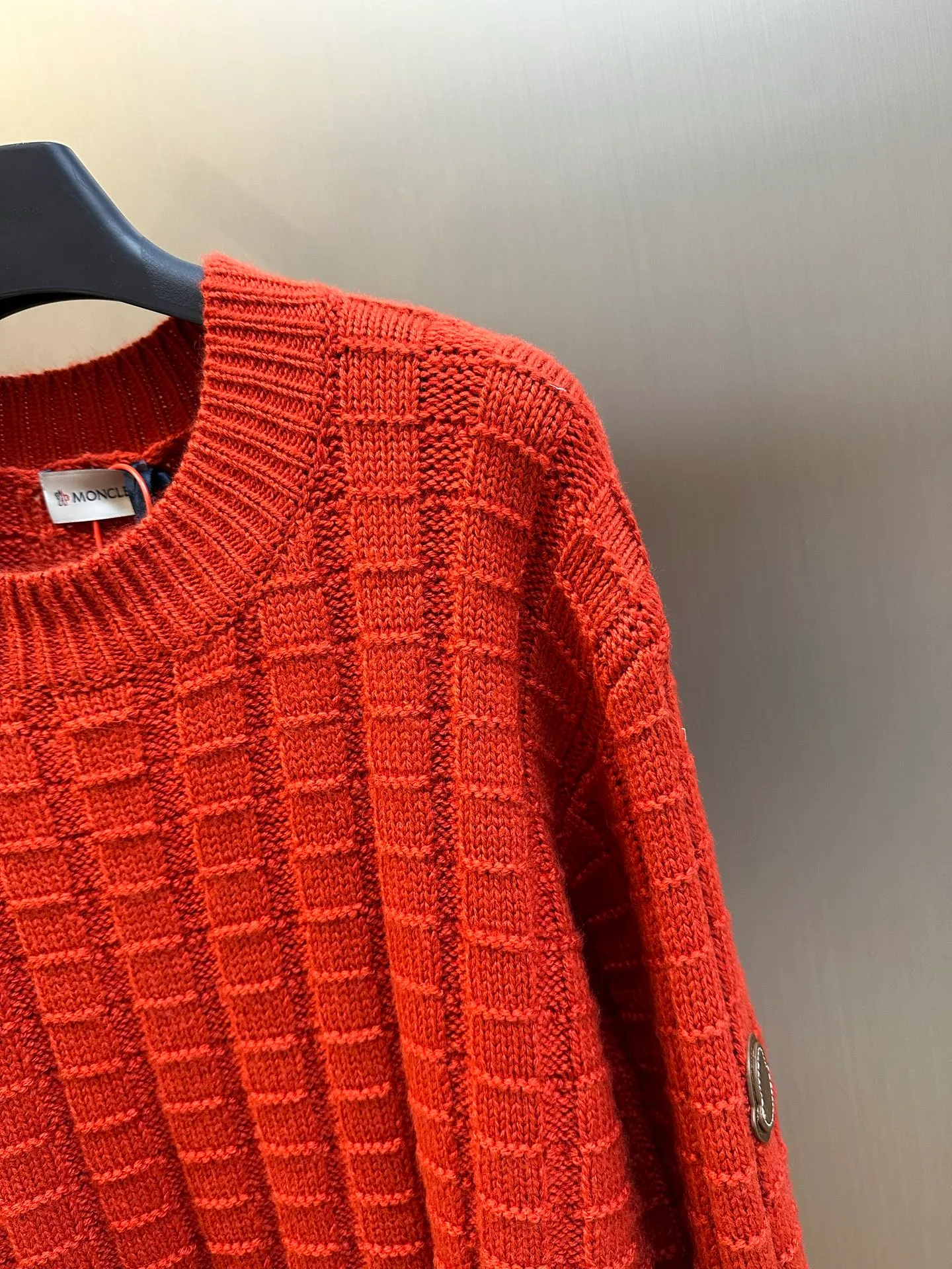 P430 Moncler embossed knitted logo sweater is made of custom-woven engraved wool texture, with three-dimensional texture as the brushstrokes. The entire embossed knitting reconstructs the dimension of knitted aesthetics. It produces a light and dark gradient texture halo as the human body moves. The iconic Moncler logo embroidered logo decorates the sleeves, making it highly recognizable.  The whole piece of embossed vertical grain knitting uses specific stitches and changes in fabric structure, and changes the arrangement of stitches and the density of the fabric, so that the vertical grains present a relief effect that is raised on the surface of the sweater, forming undulating changes in the vertical grains.  Curved thread structure, by changing the stitching method and the arrangement of yarns during the knitting process, makes the yarns present a curved distribution in the fabric.  size：s m l xl
