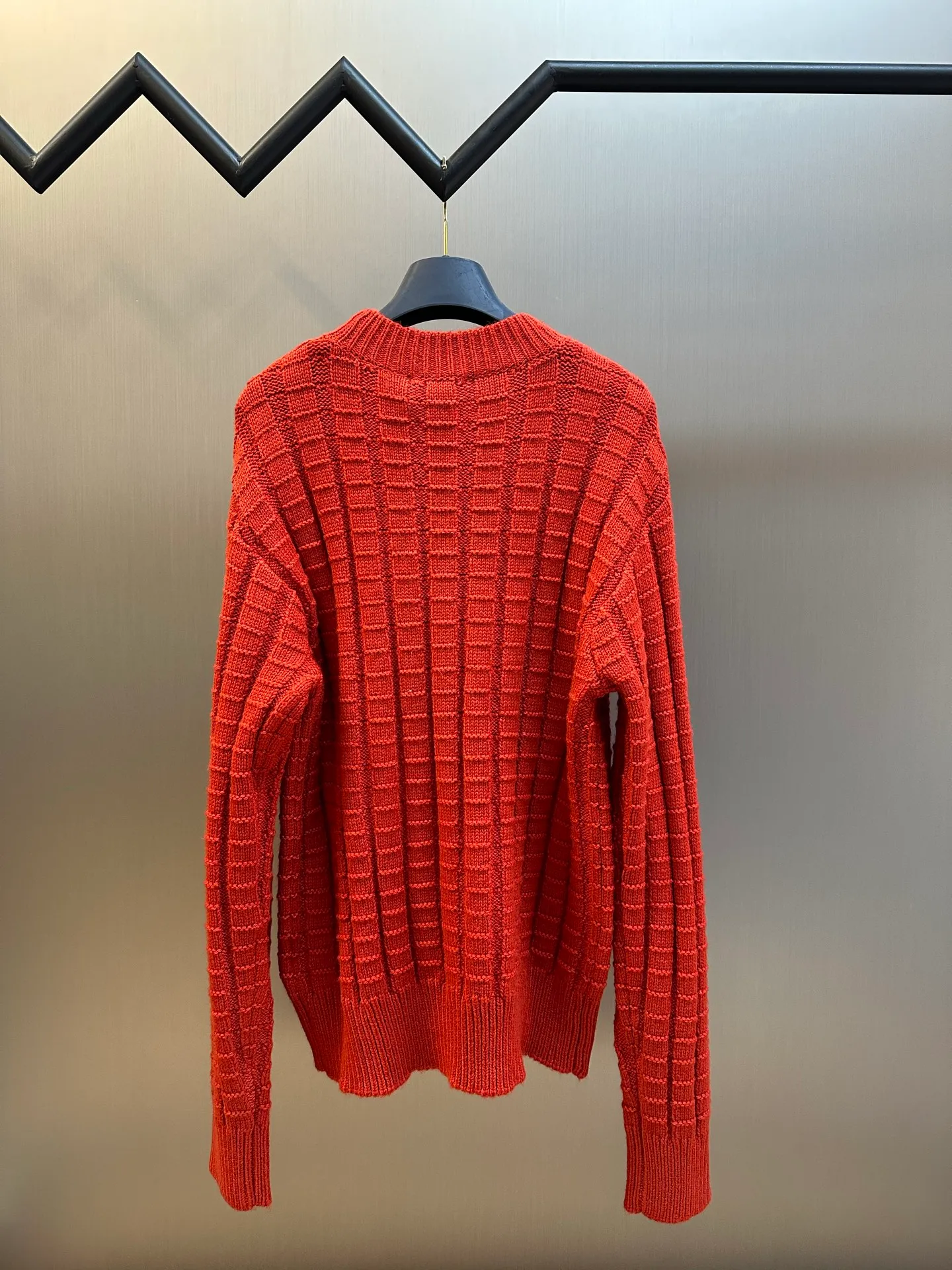 P430 Moncler embossed knitted logo sweater is made of custom-woven engraved wool texture, with three-dimensional texture as the brushstrokes. The entire embossed knitting reconstructs the dimension of knitted aesthetics. It produces a light and dark gradient texture halo as the human body moves. The iconic Moncler logo embroidered logo decorates the sleeves, making it highly recognizable.  The whole piece of embossed vertical grain knitting uses specific stitches and changes in fabric structure, and changes the arrangement of stitches and the density of the fabric, so that the vertical grains present a relief effect that is raised on the surface of the sweater, forming undulating changes in the vertical grains.  Curved thread structure, by changing the stitching method and the arrangement of yarns during the knitting process, makes the yarns present a curved distribution in the fabric.  size：s m l xl